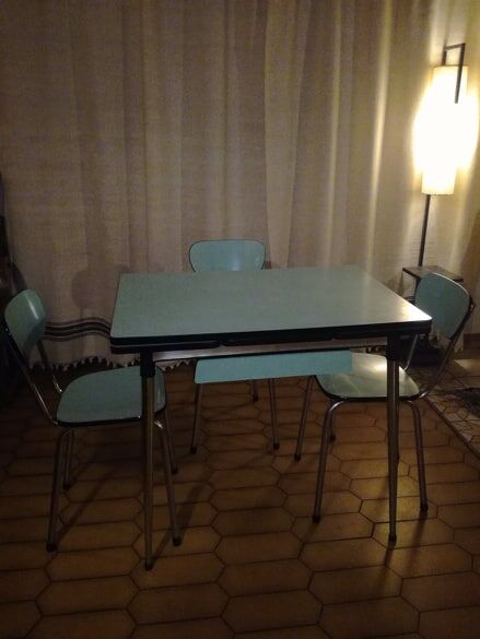Set table and chairs in formica