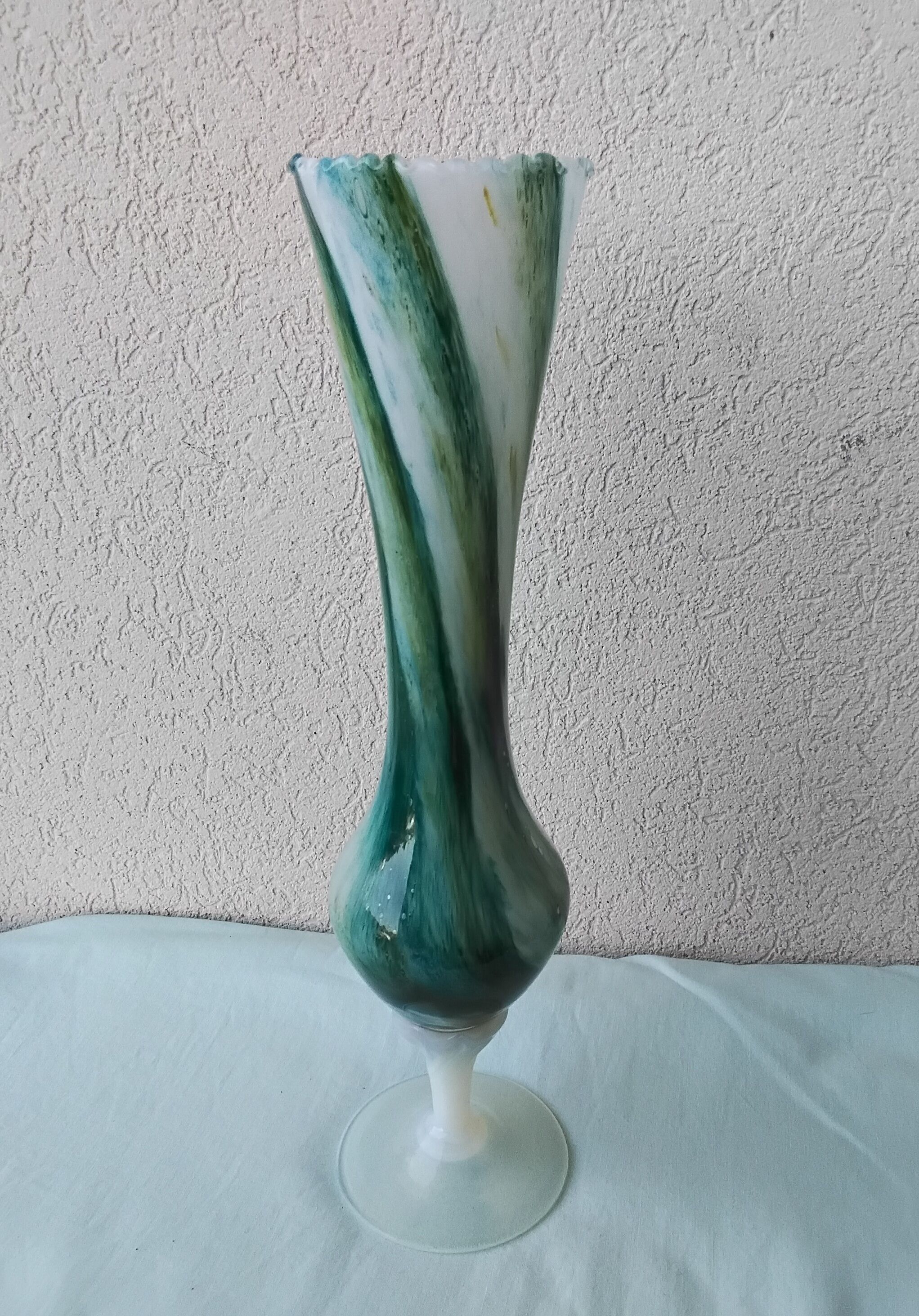 Footed vase in Italian opaline.