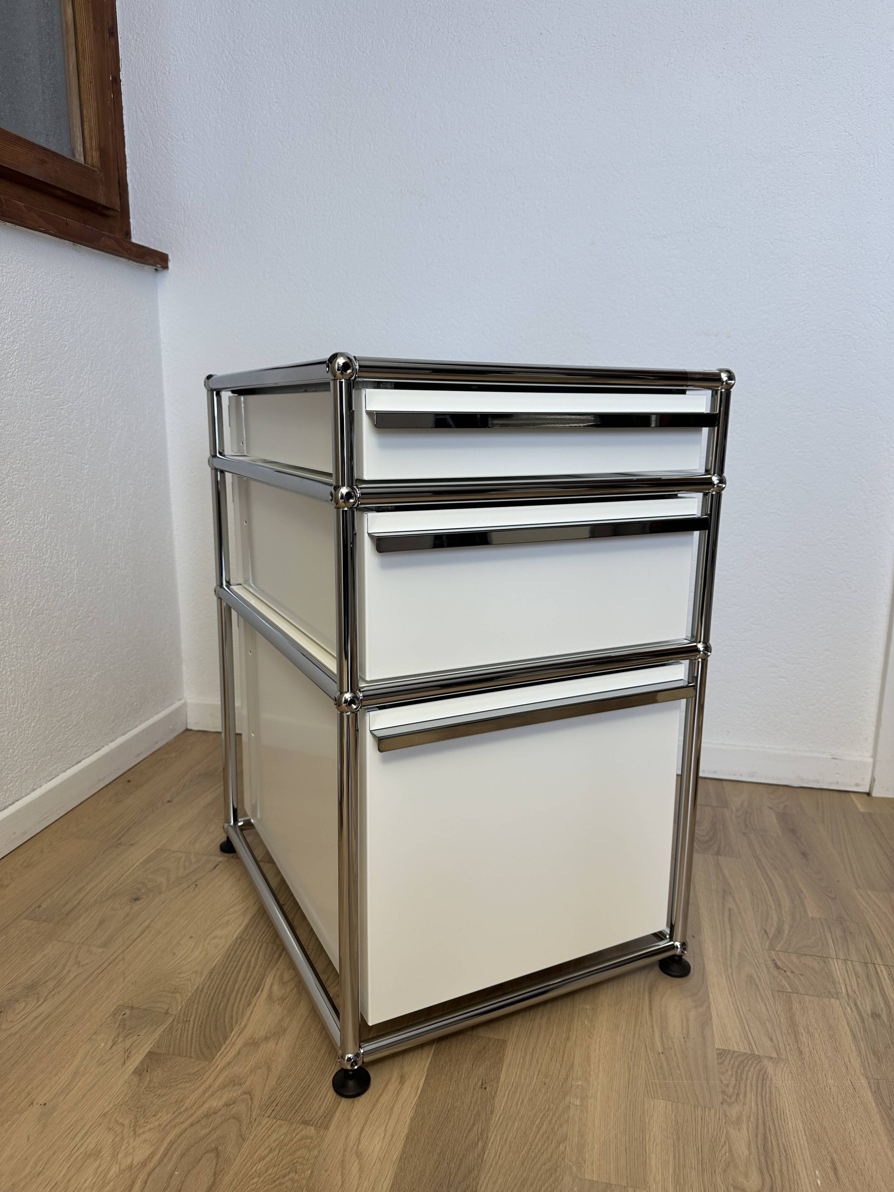 USM Haller wheeled caisson in Pure White