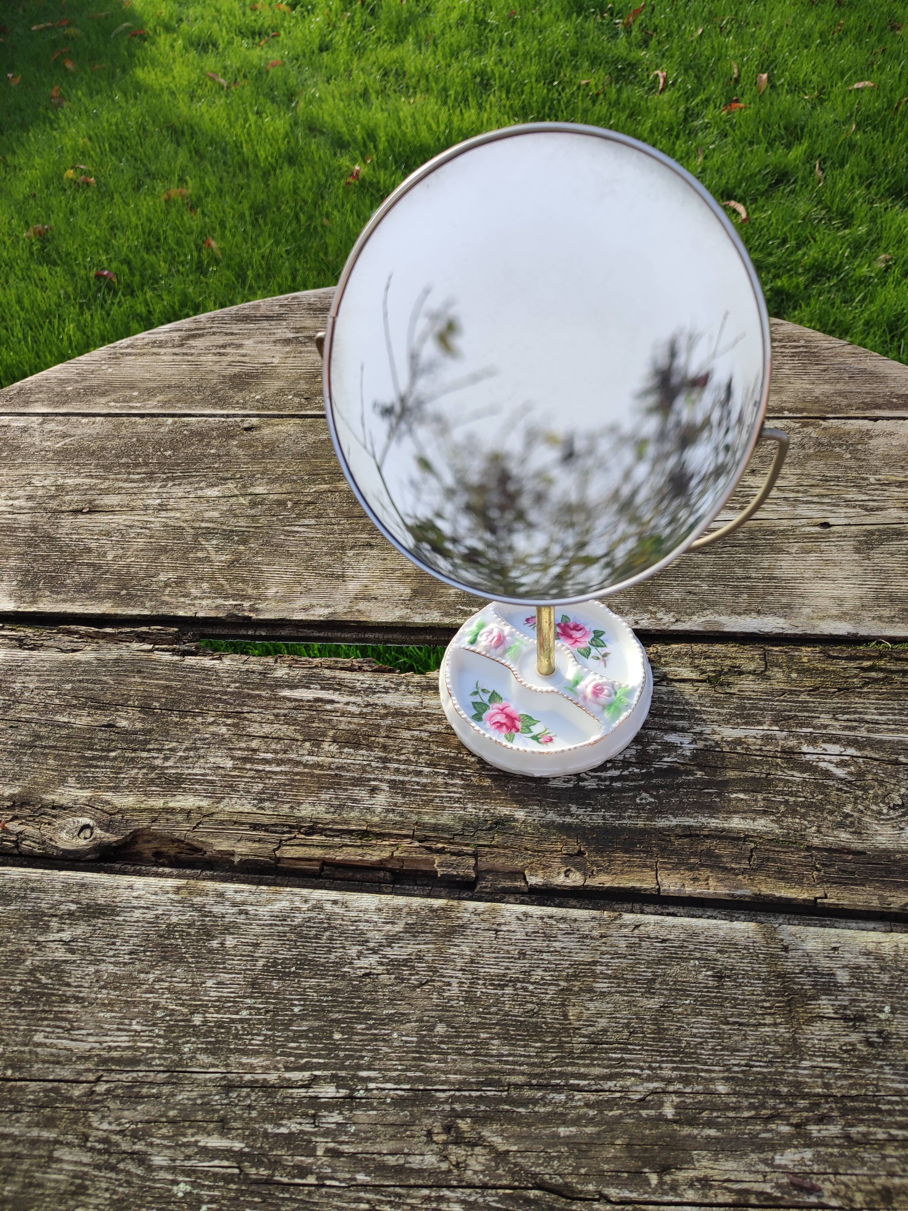 Round mirror on pedestal 18x31cm