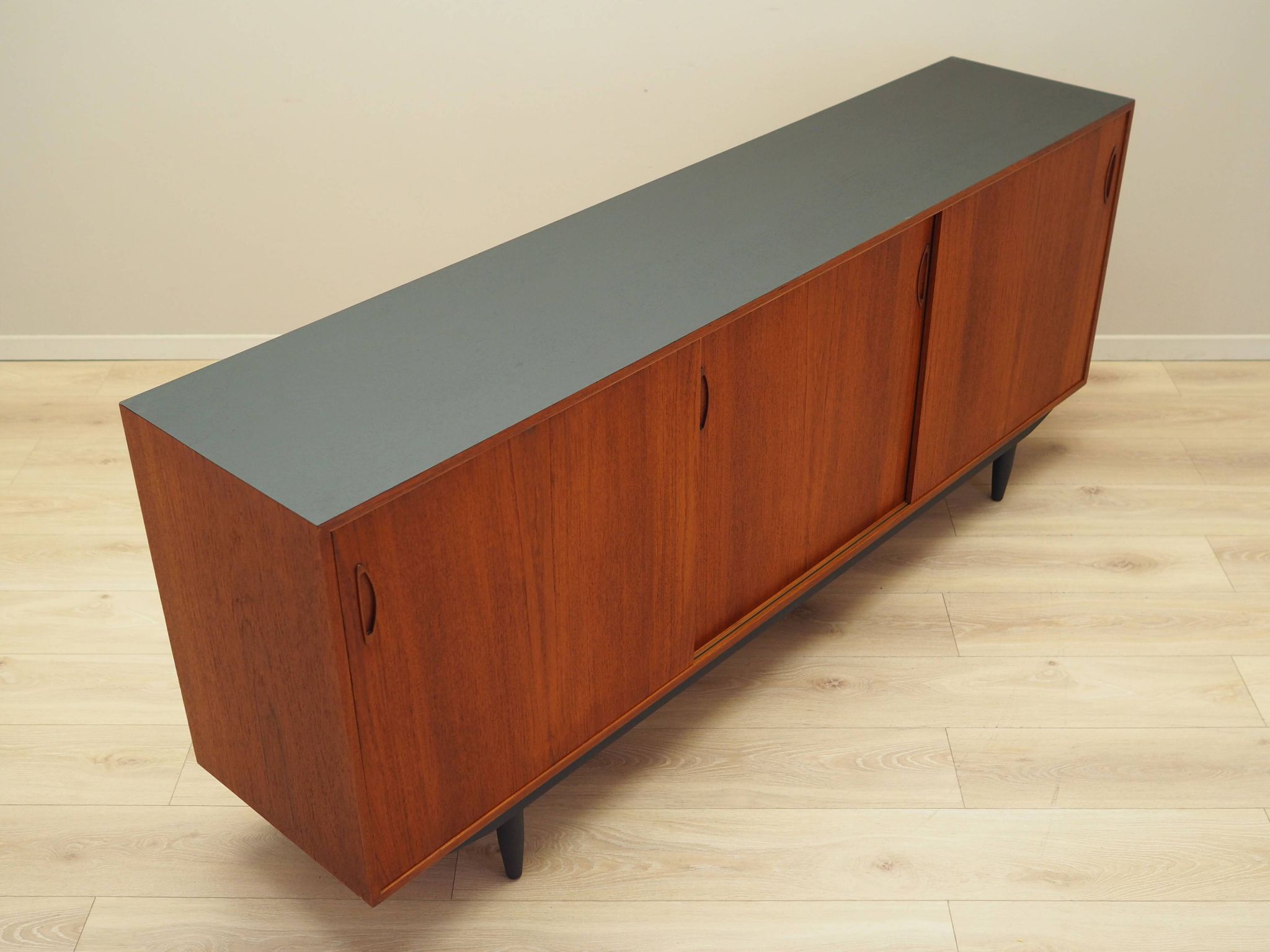 Buffet en teck, design danois, années 1970, production : Danemark