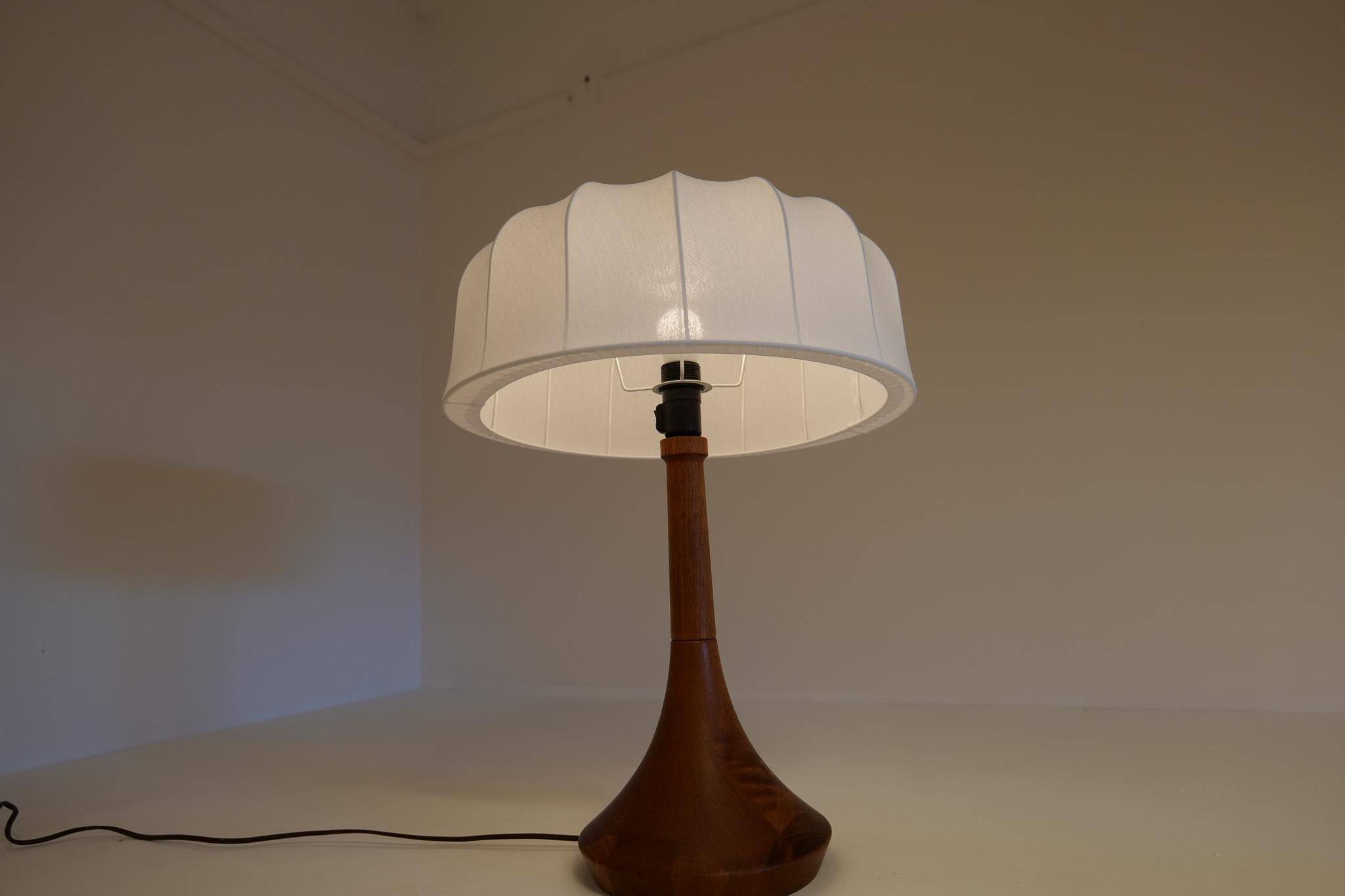 Mid-century table lamp in solid teak by Lisbeth Brams, Denmark, 1960s.