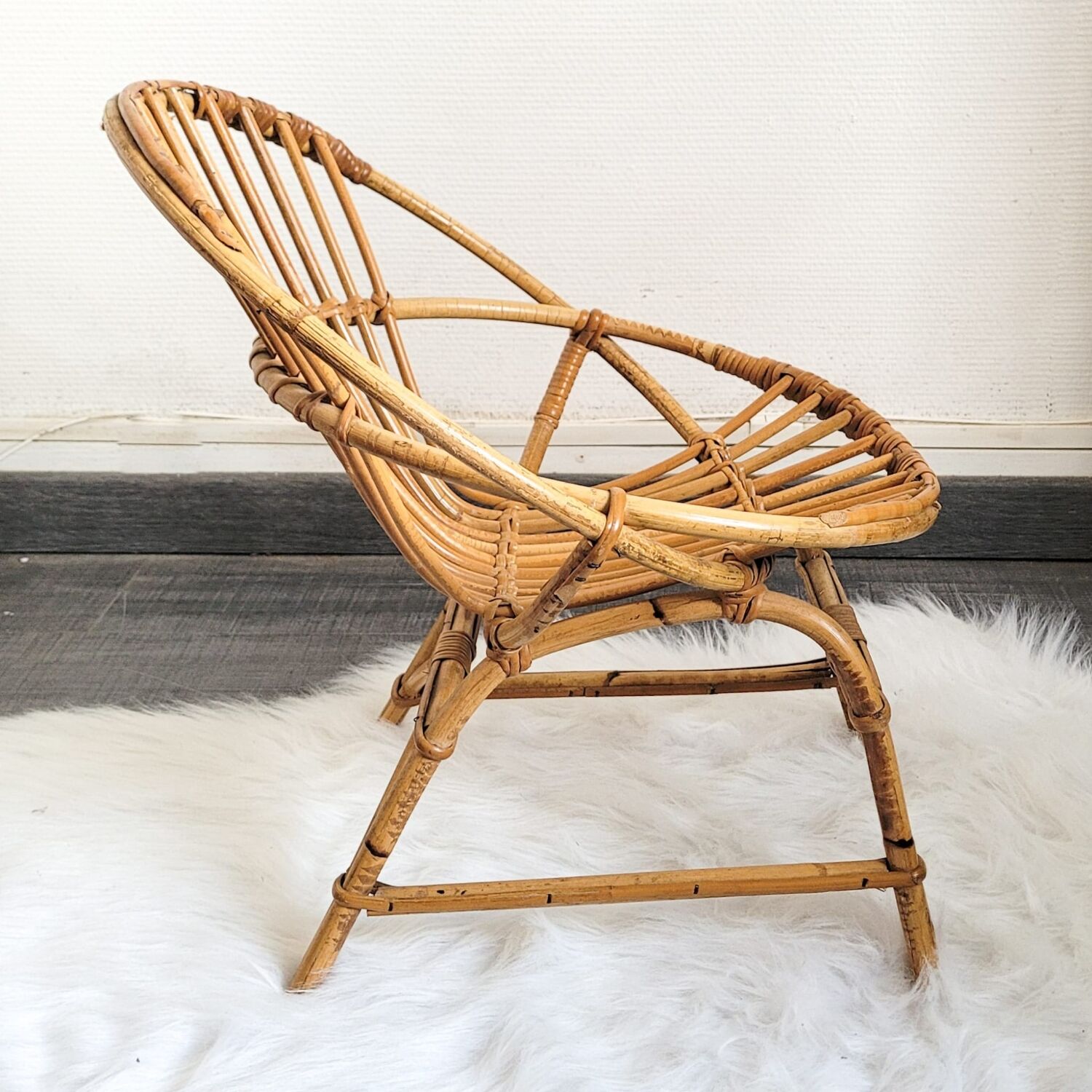 Fauteuil corbeille enfant en rotin vintage