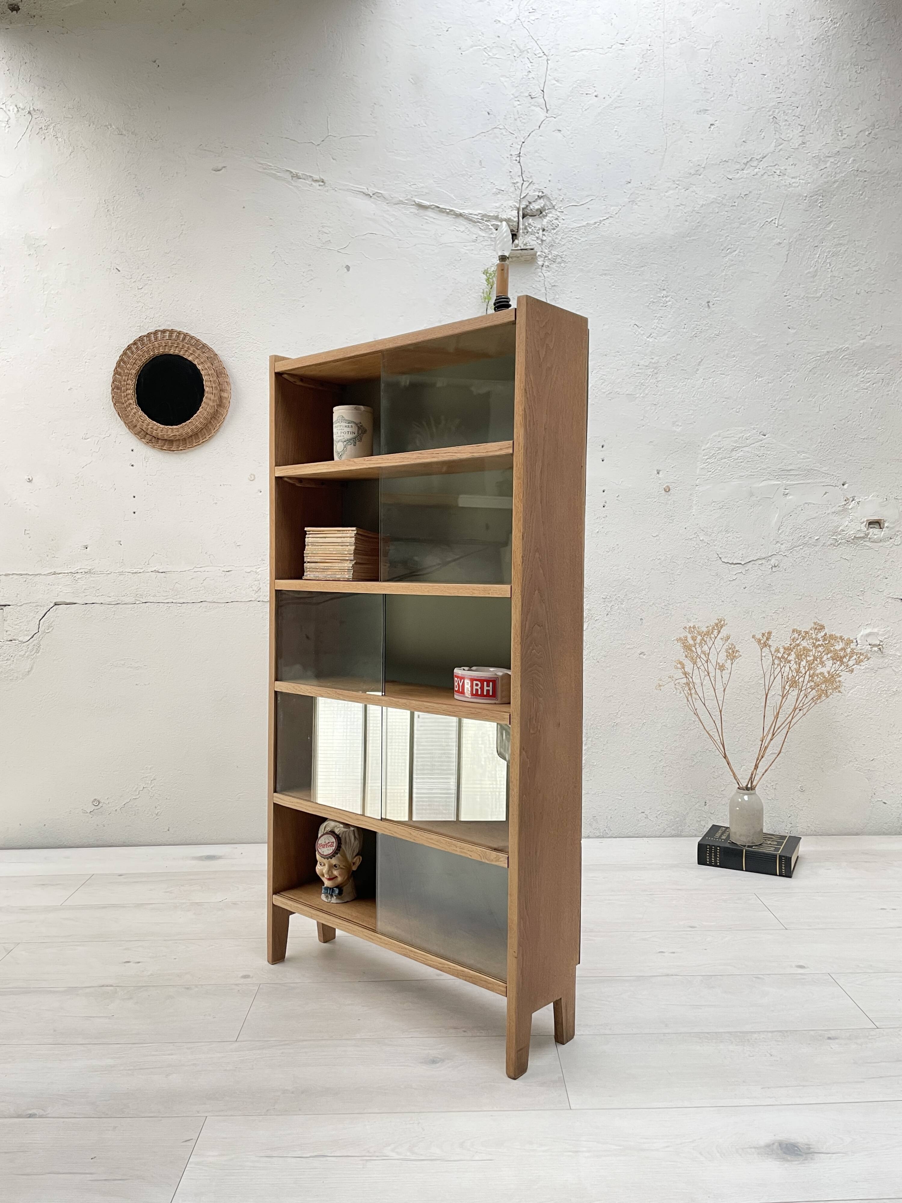 Vintage bookcase in solid oak.