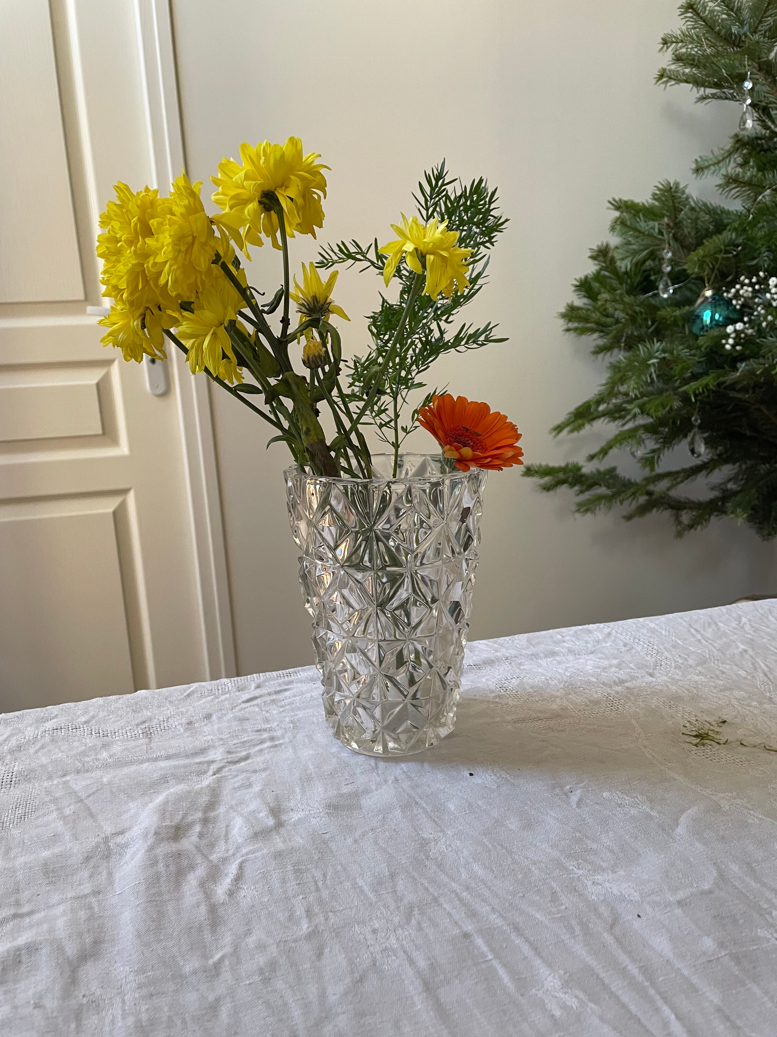 Chiseled transparent glass vase