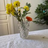 Vase en verre transparent ciselé