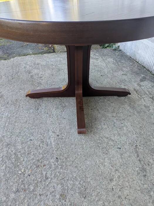 Round table with butterfly extensions