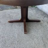 Round table with butterfly extensions