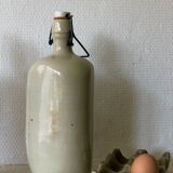 Lot de 2 anciennes bouteilles en grès