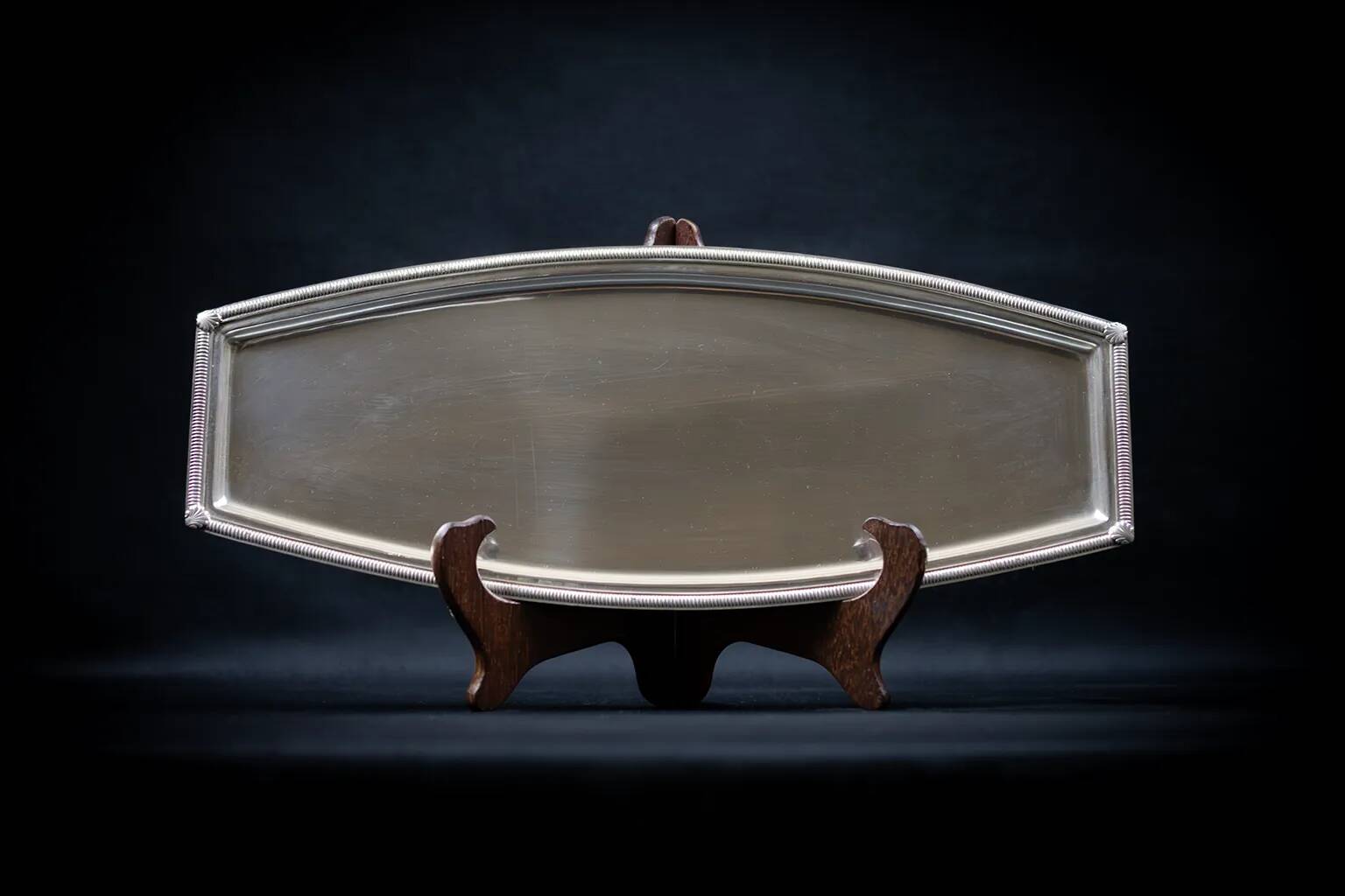 Silver-plated metal cake dish, shell design – hallmarked, 38 x 15 cm