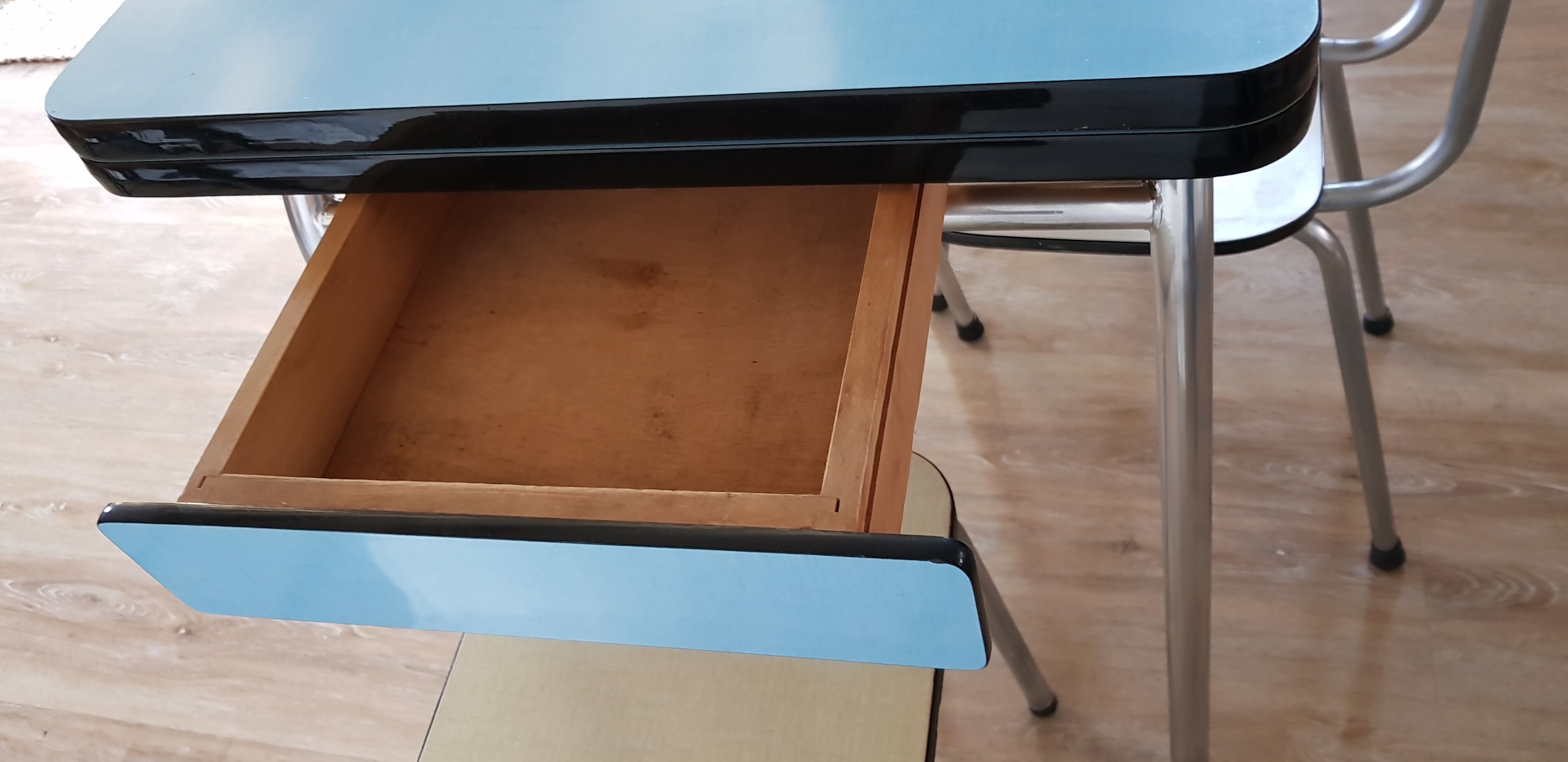 Formica extension table set, 2 chairs and 2 stools