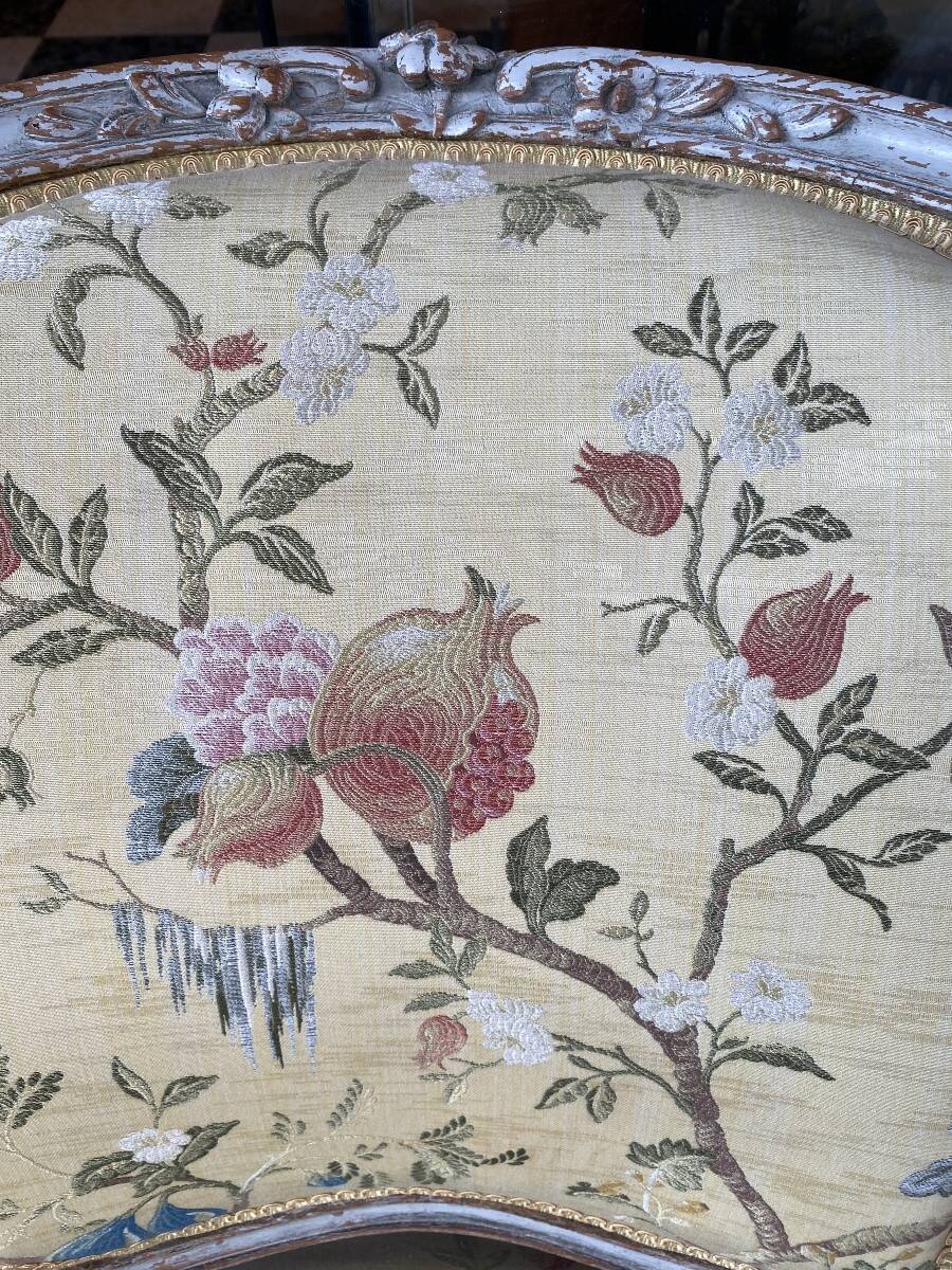 Paire de fauteuils en bois laqué de style Louis XV