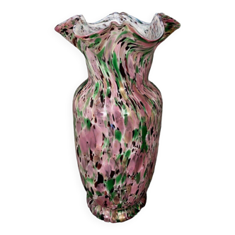 Vase en verre soufflé sur fond rose Clichy 1900 grande taille