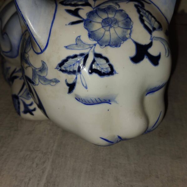 Chat couché vintage en porcelaine blanc et bleu