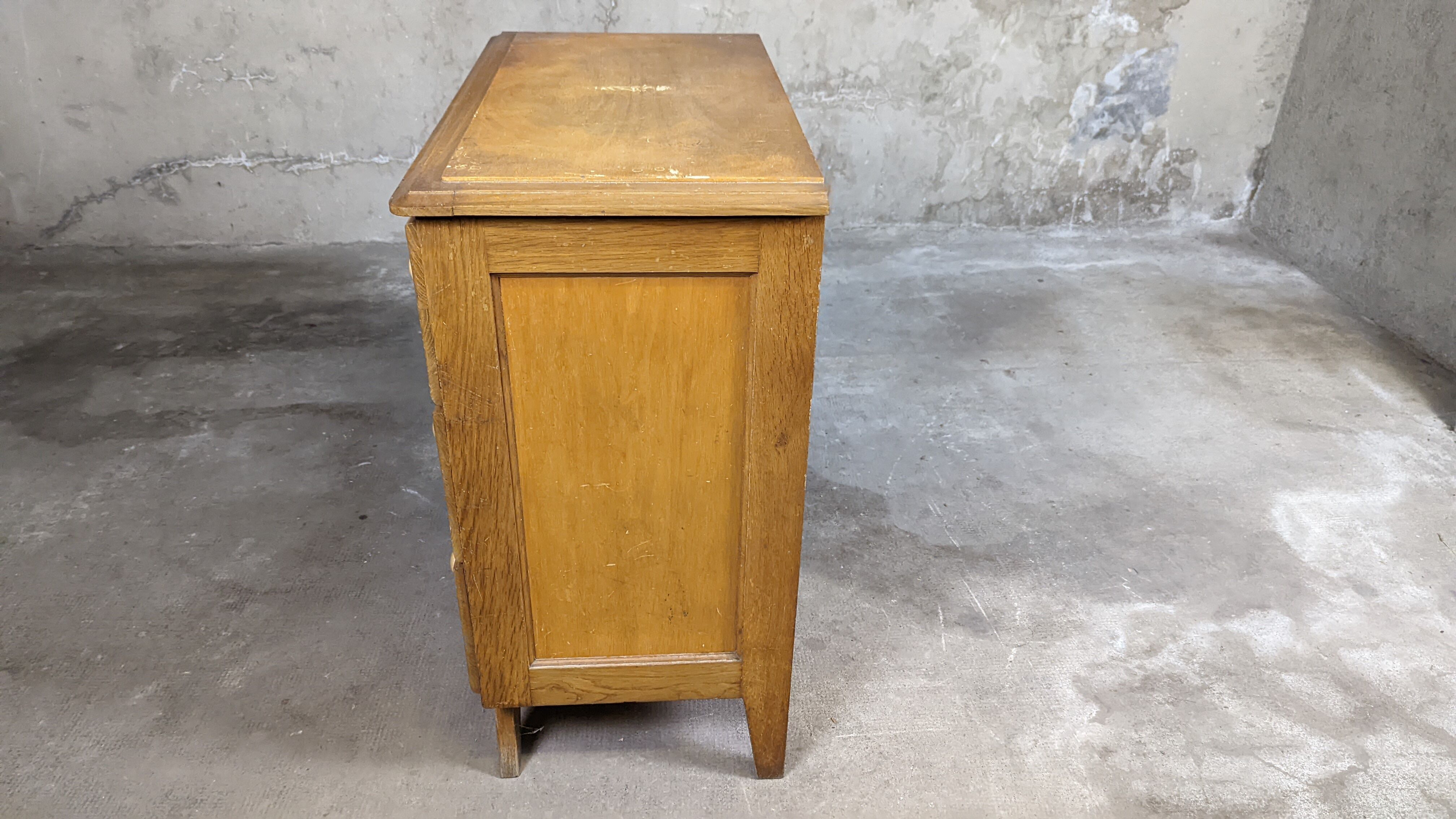 Scandinavian compass foot dresser