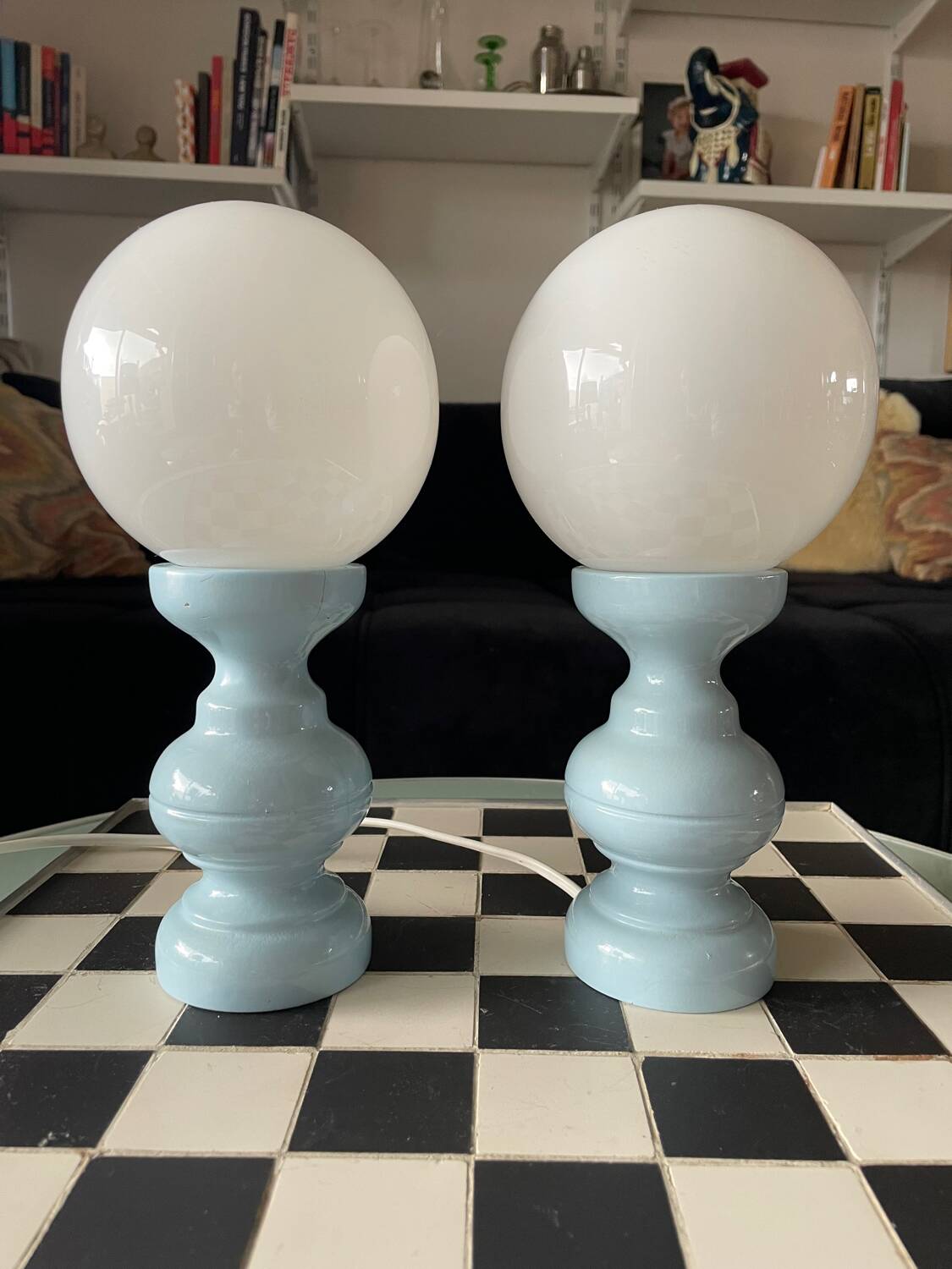 Lampe en bois italienne tournée et opaline années 1970