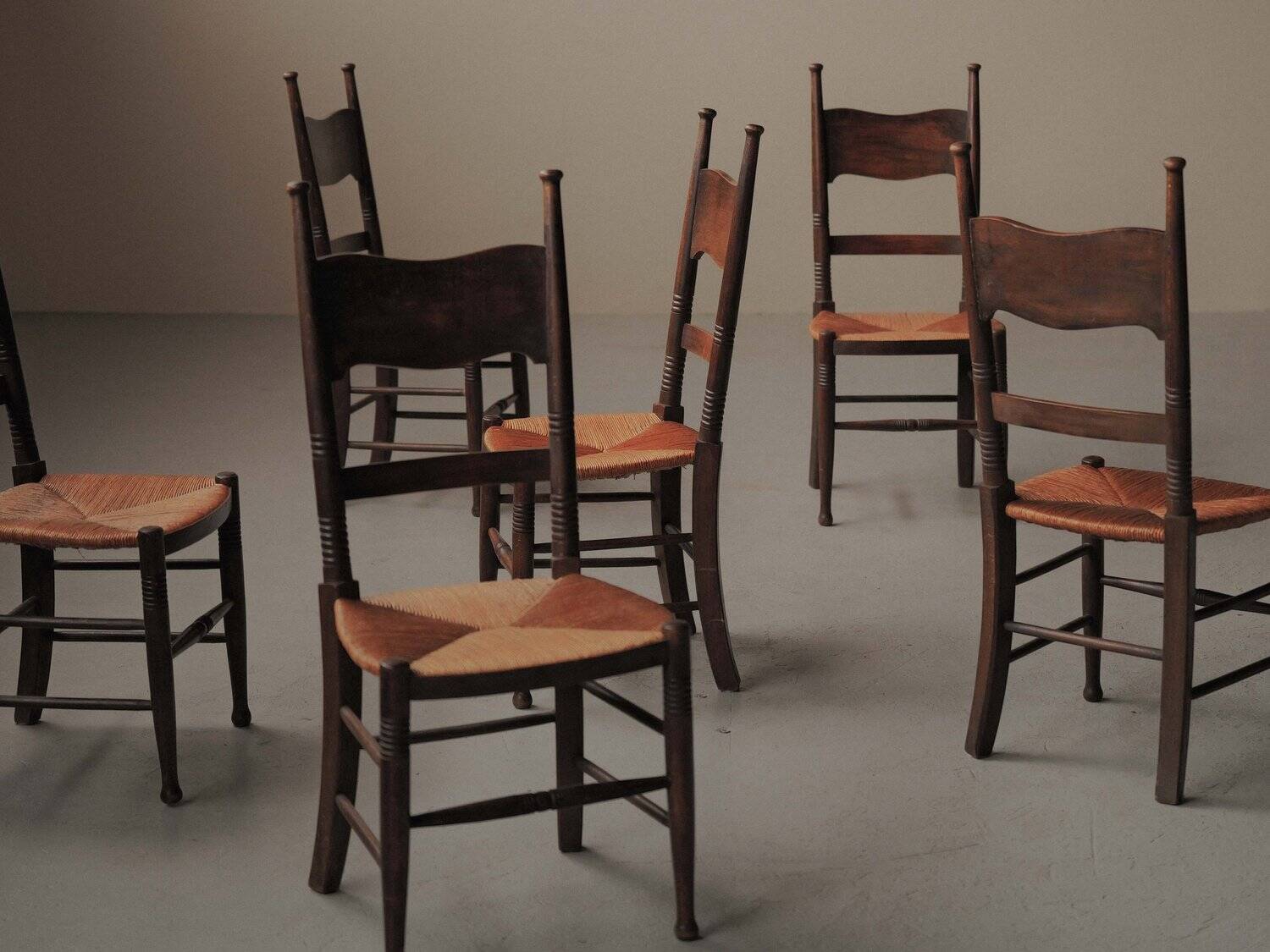 Set of 6 Arts & Crafts chairs, solid wood and straw, circa 1900.