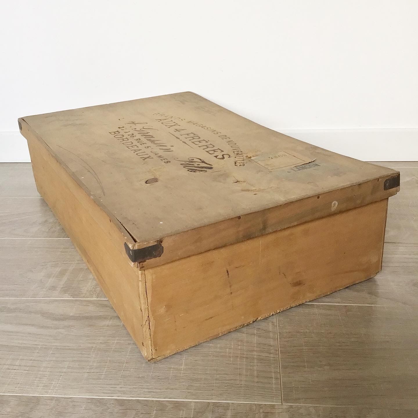 Old wooden box from the department stores of Bordeaux