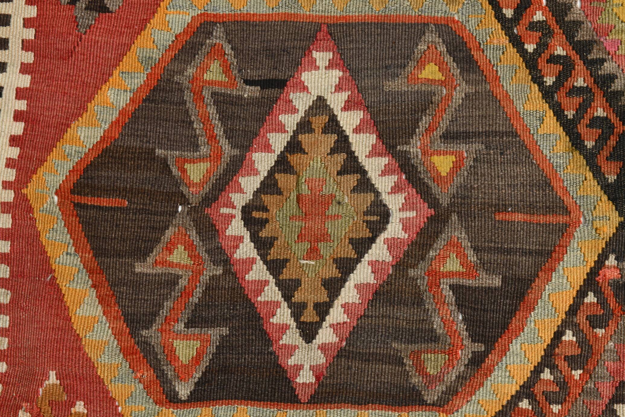 Tapis Kilim Ancien Fait Main – Motifs Géométriques et Symboles Protecteurs