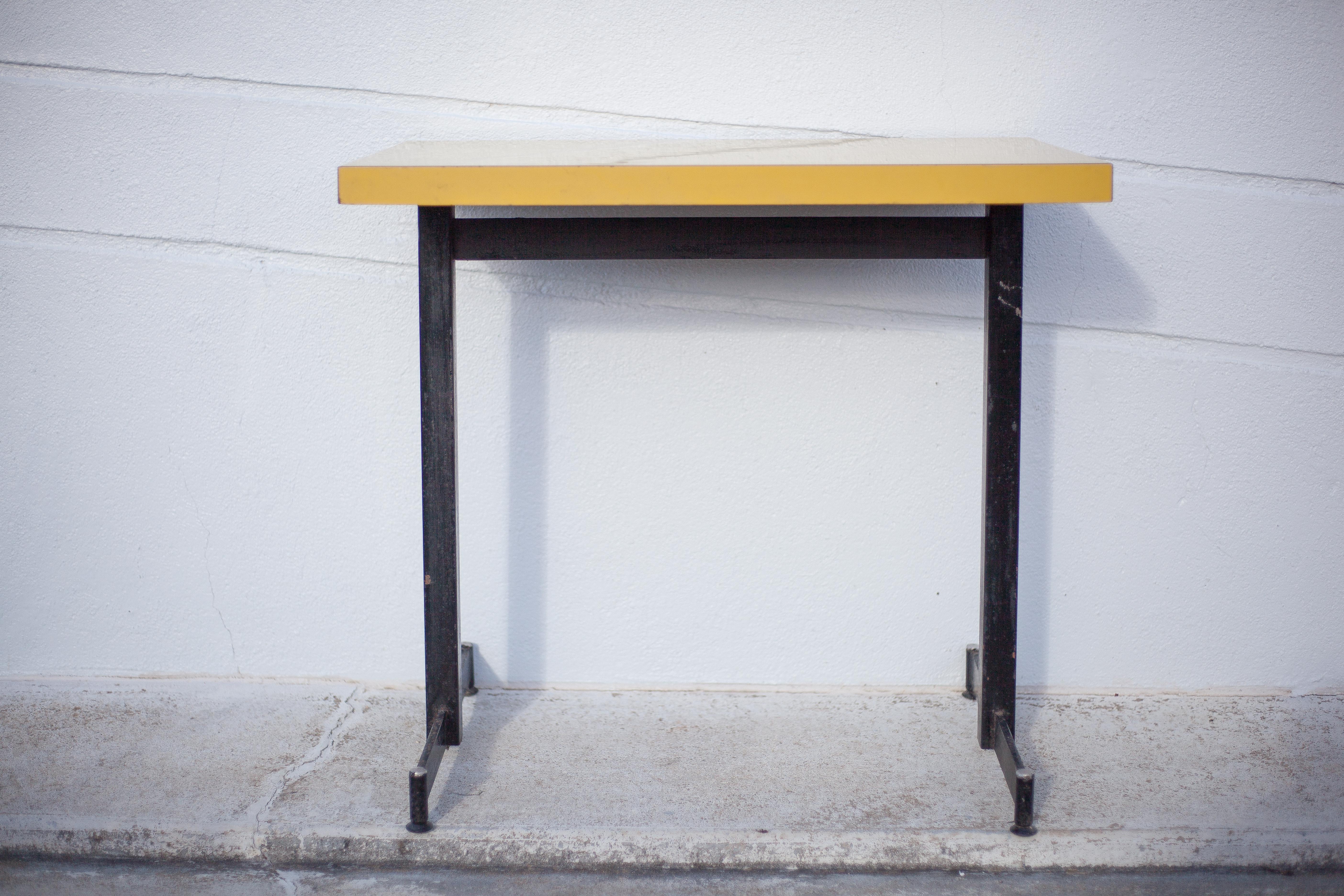 Table de bistrot en fer et formica jaune
