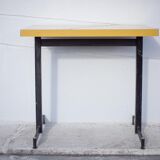 Table de bistrot en fer et formica jaune