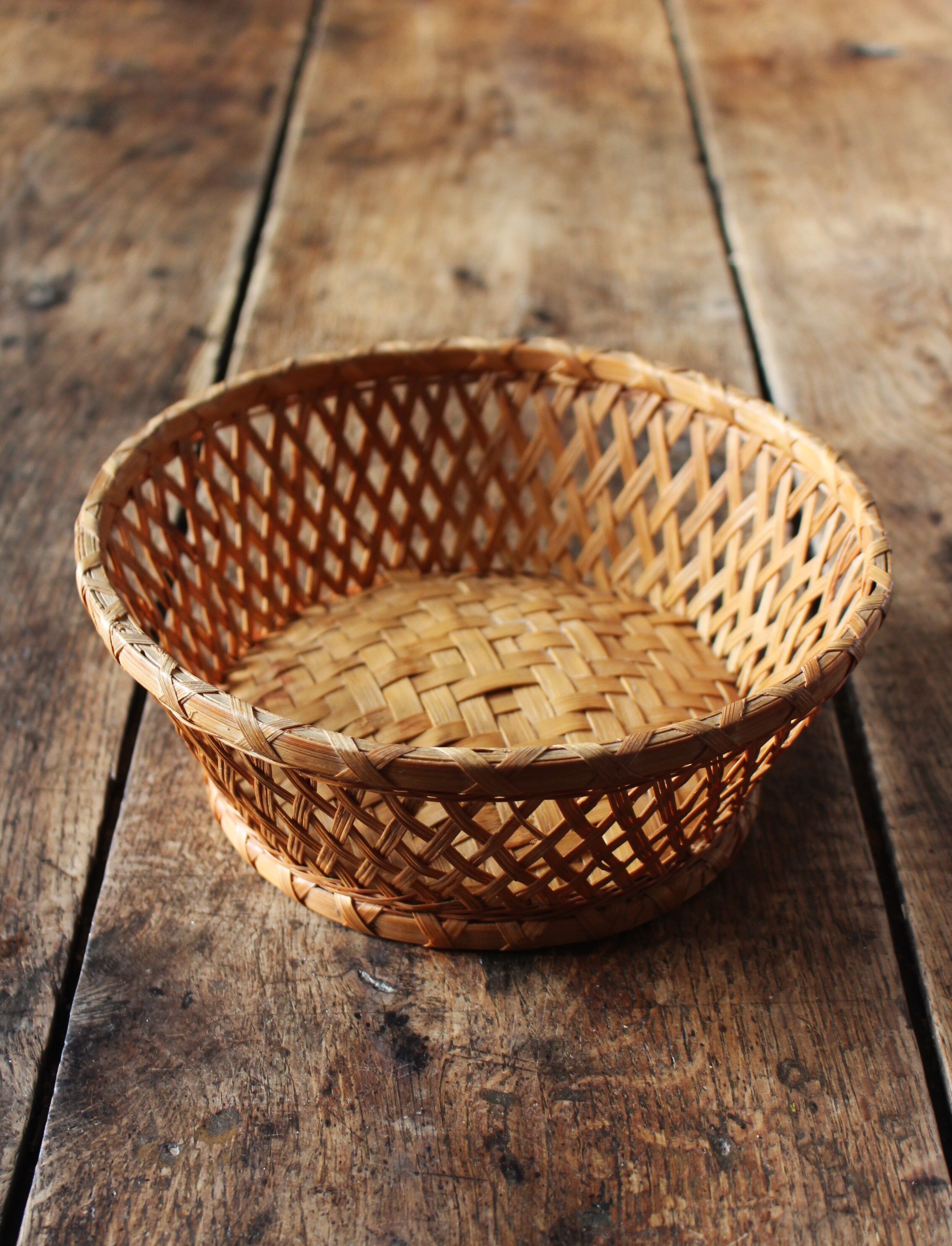 Round basket vintage braided wicker