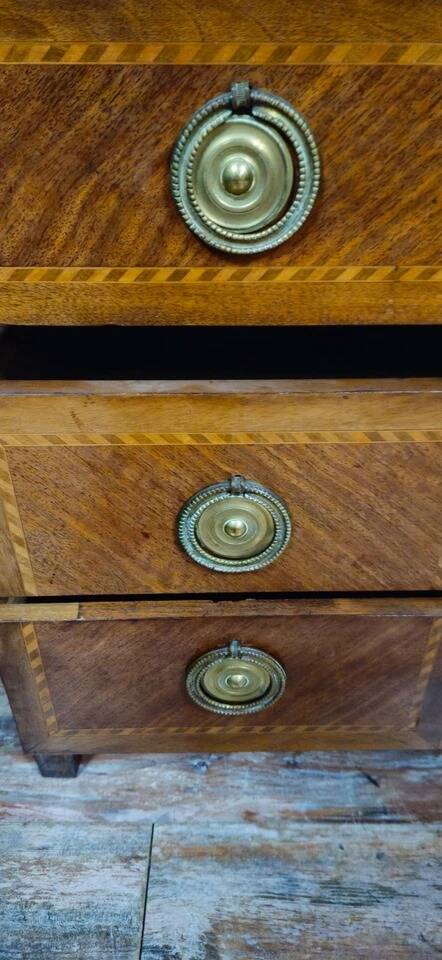 Commode époque Louis XVI en marquéterie époque XVIIIeme