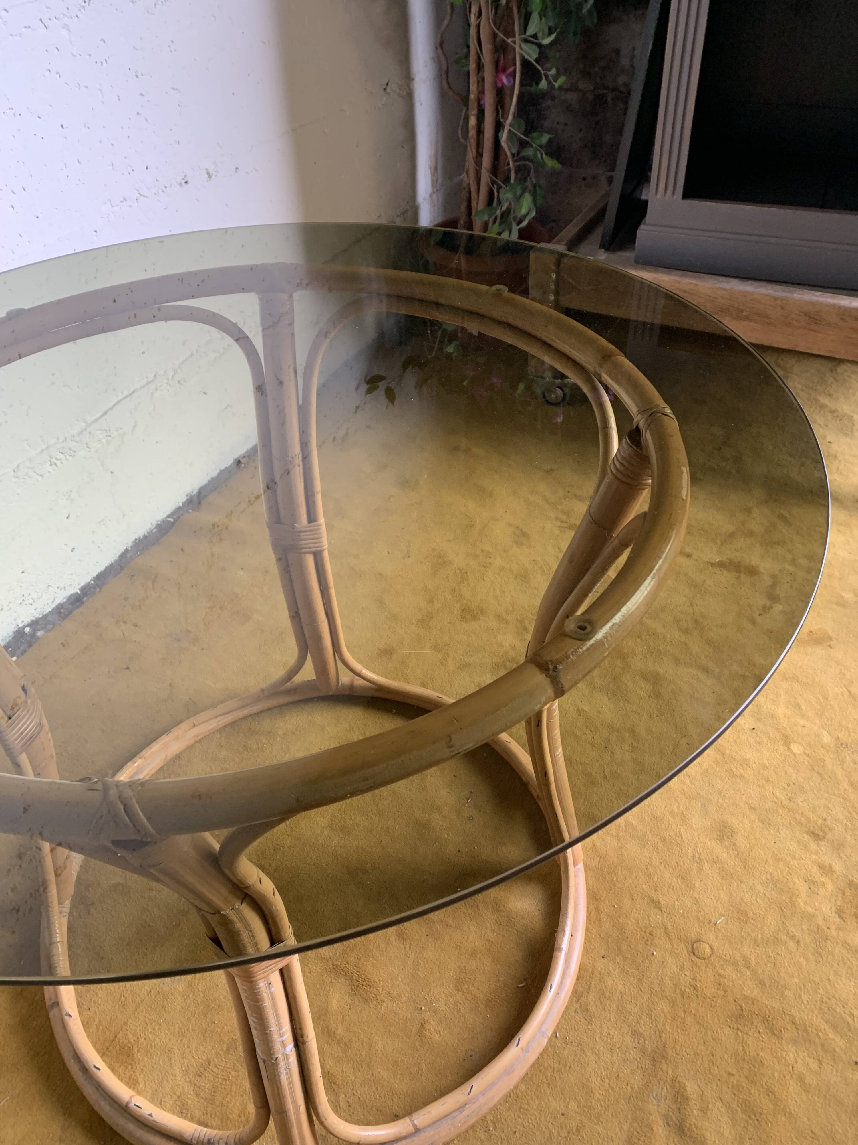 Round dining table with bamboo legs