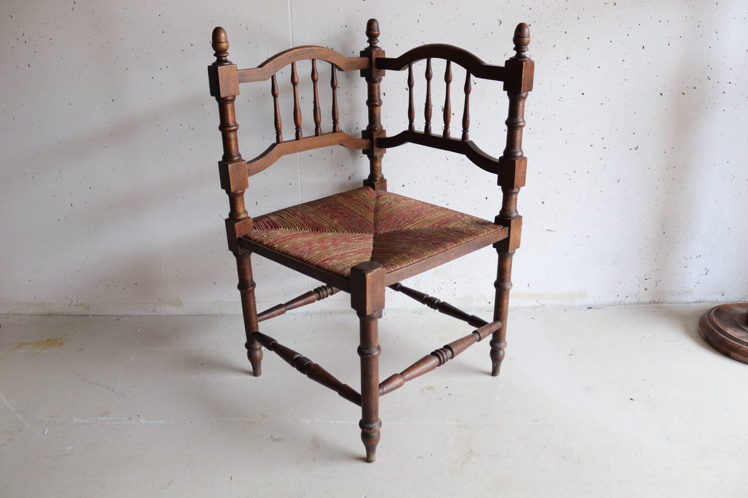Antique corner chair "fireplace corner" in turned wood and straw.