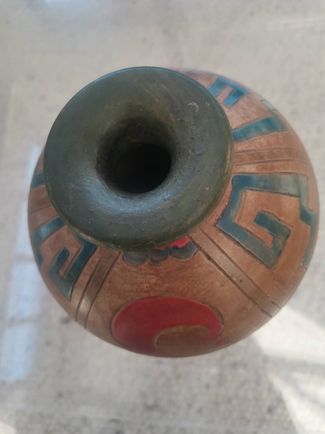 Vase en poterie de studio de style aztèque vintage – Sculpté à la main et signé – Milieu du XXe siècle