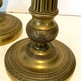 Paire de bougeoirs de style Louis XVI en bronze ciselé XIX siècle