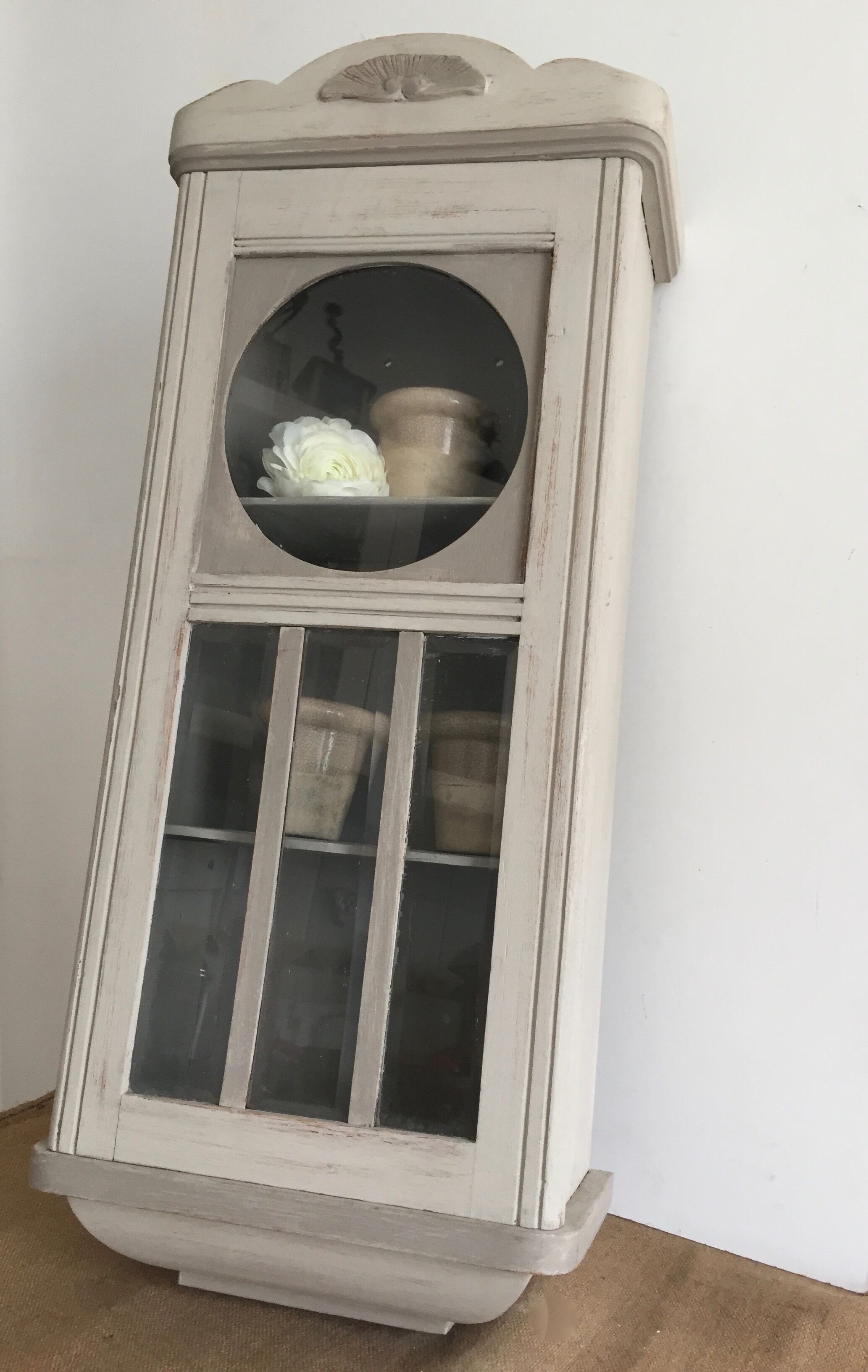 Showcase with bevelled glasses