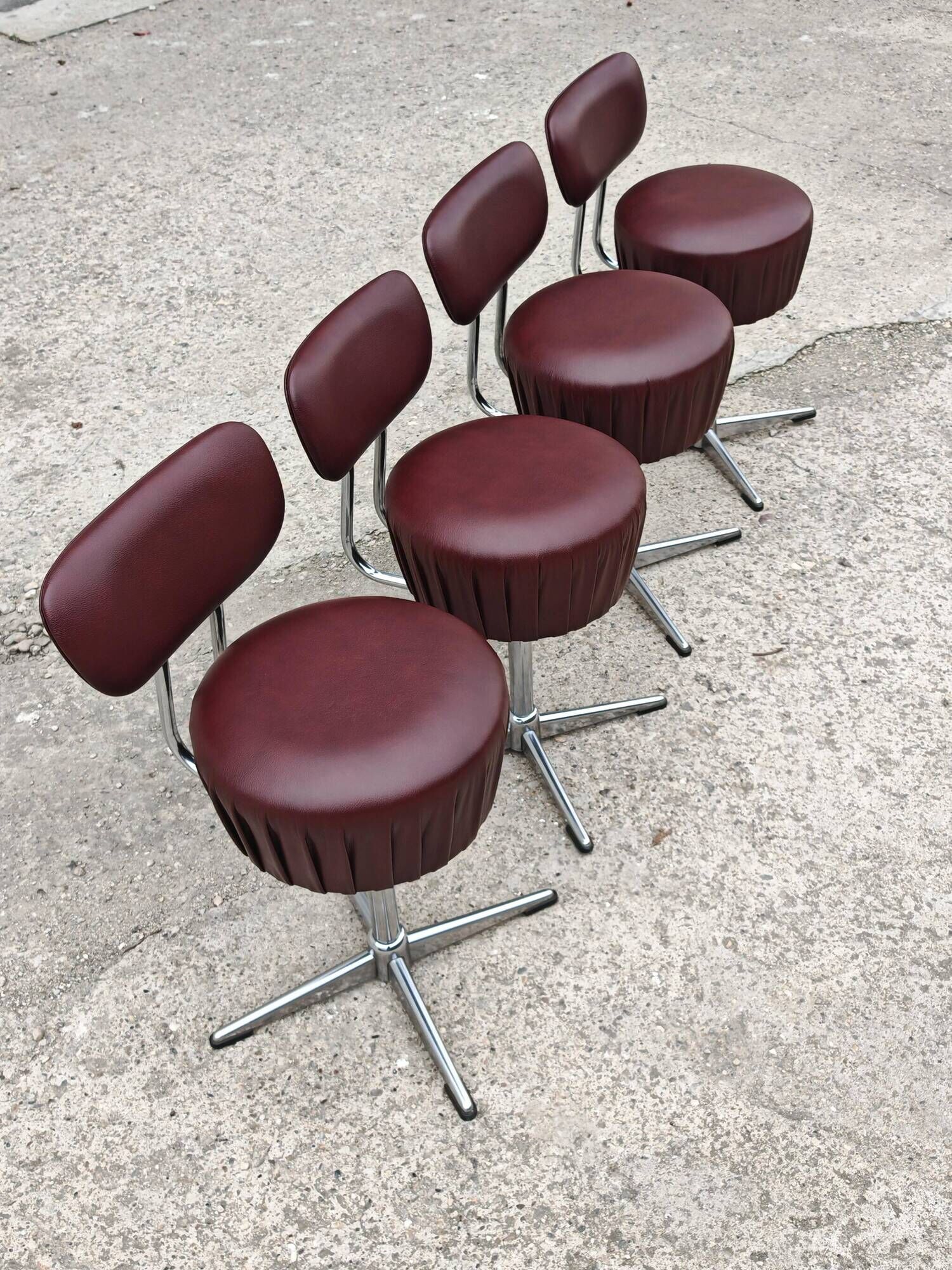 Set of 4 Mid Century Modern swivel chairs in tubular steel and leather.