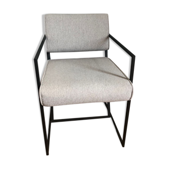 Fauteuil gris et métal noir