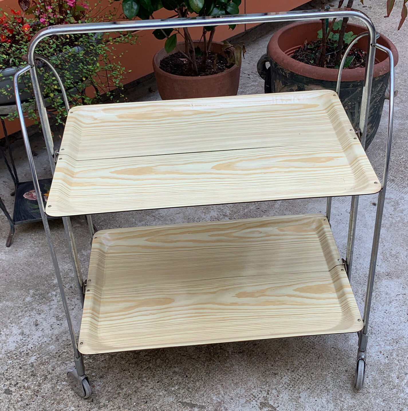 Folding travel service in vintage formica