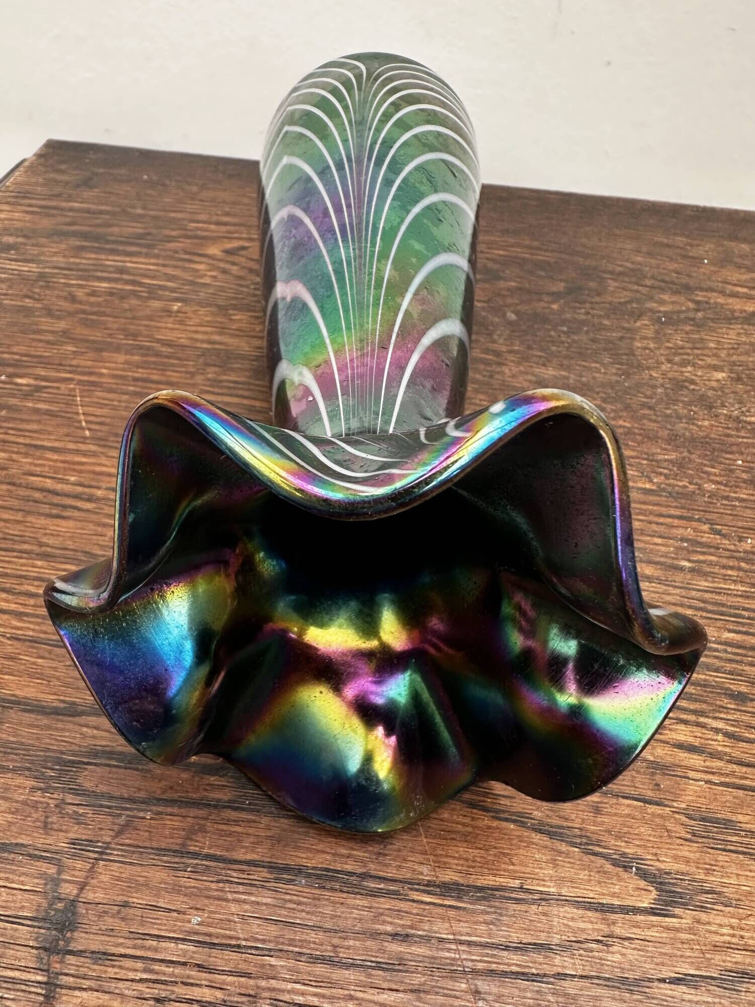Vintage iridescent glass vase with ribbed design and ruffled neck, H 21 cm.