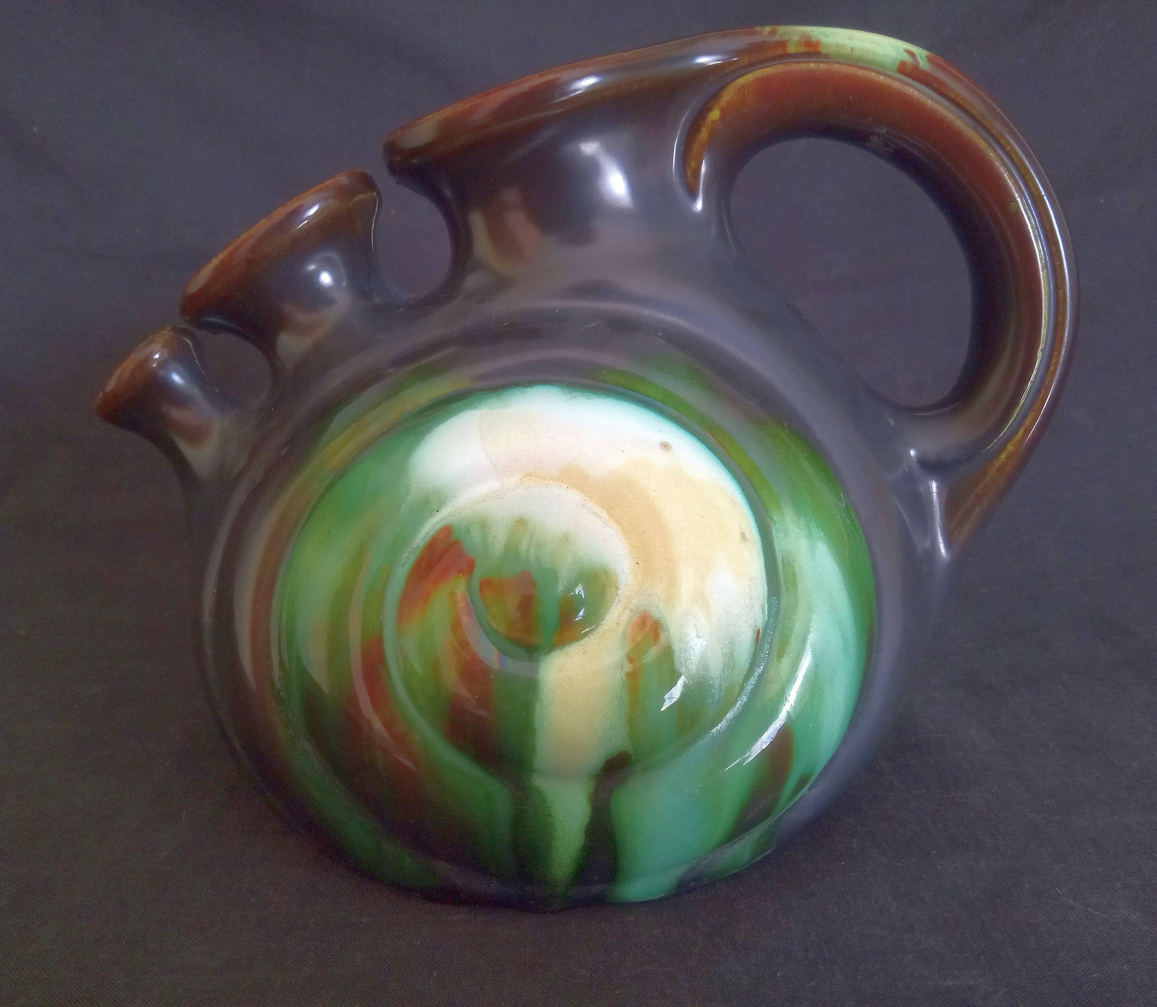 Vase with 3 flowers in the shape of a ceramic snail from Thulin (Belgium)