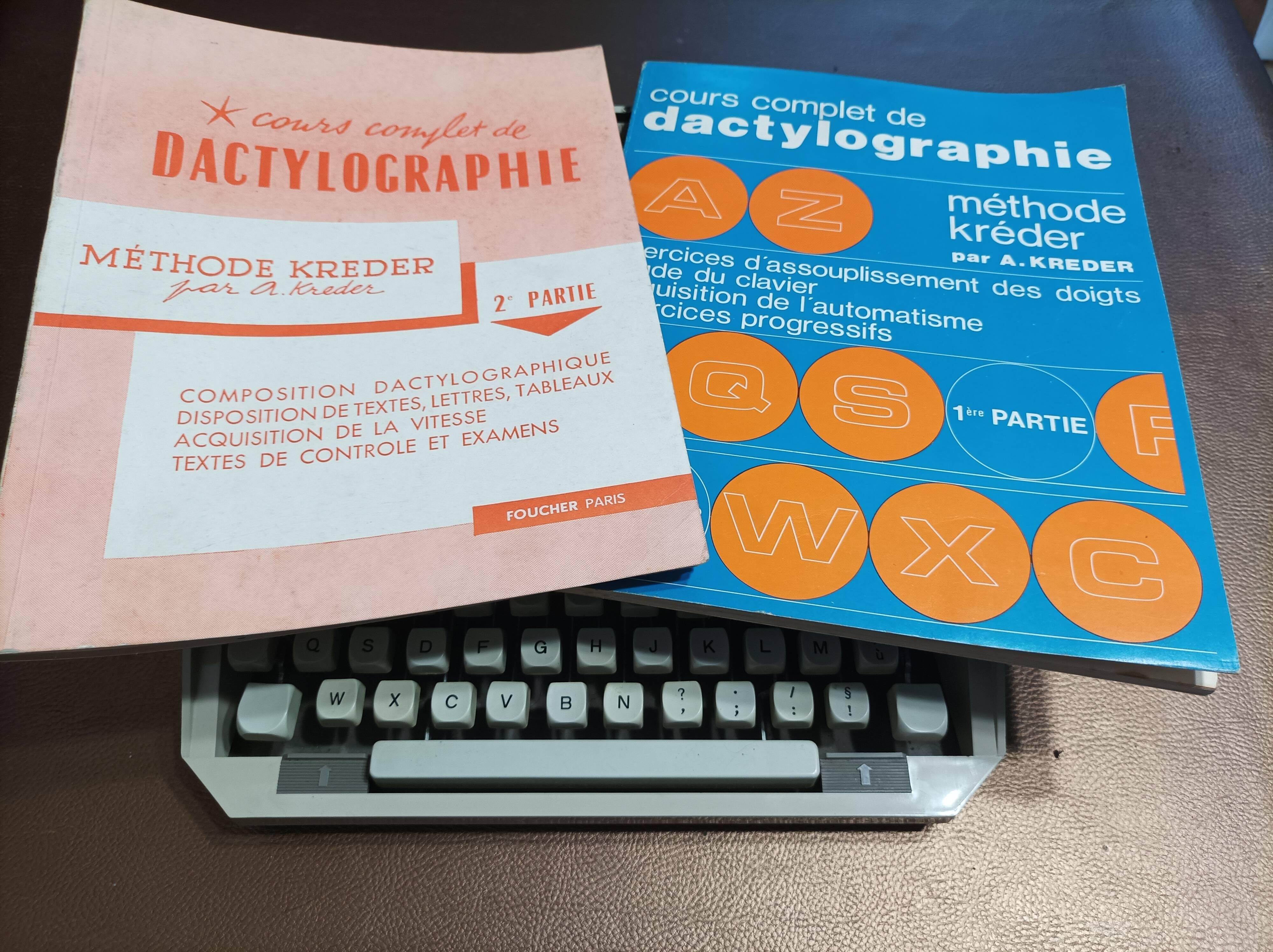 Antares Capri model typewriter from the 1960s (RARE)