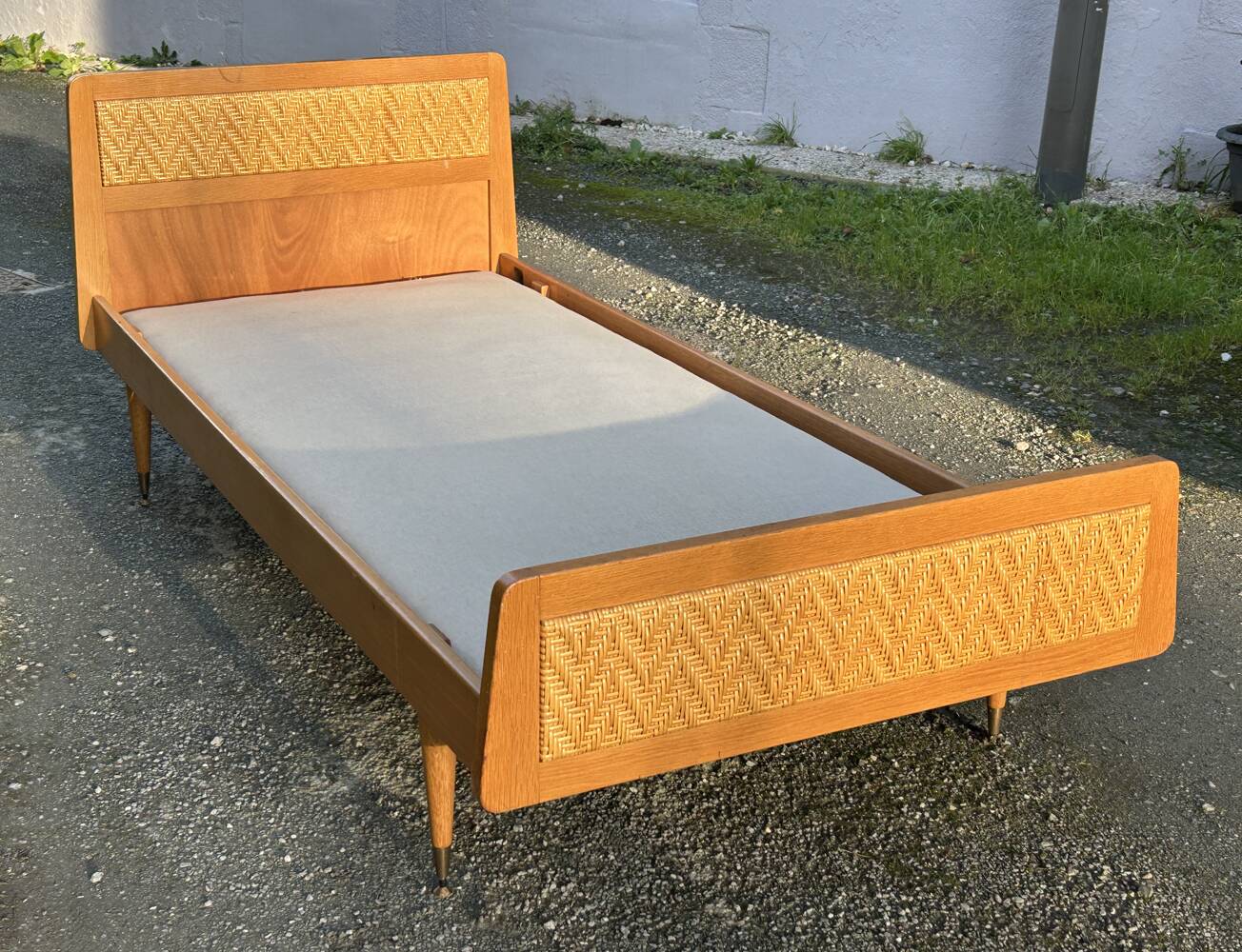 Read a vintage wooden and cane bed, with compass legs – mattress 80 × 190 cm.