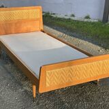 Read a vintage wooden and cane bed, with compass legs – mattress 80 × 190 cm.