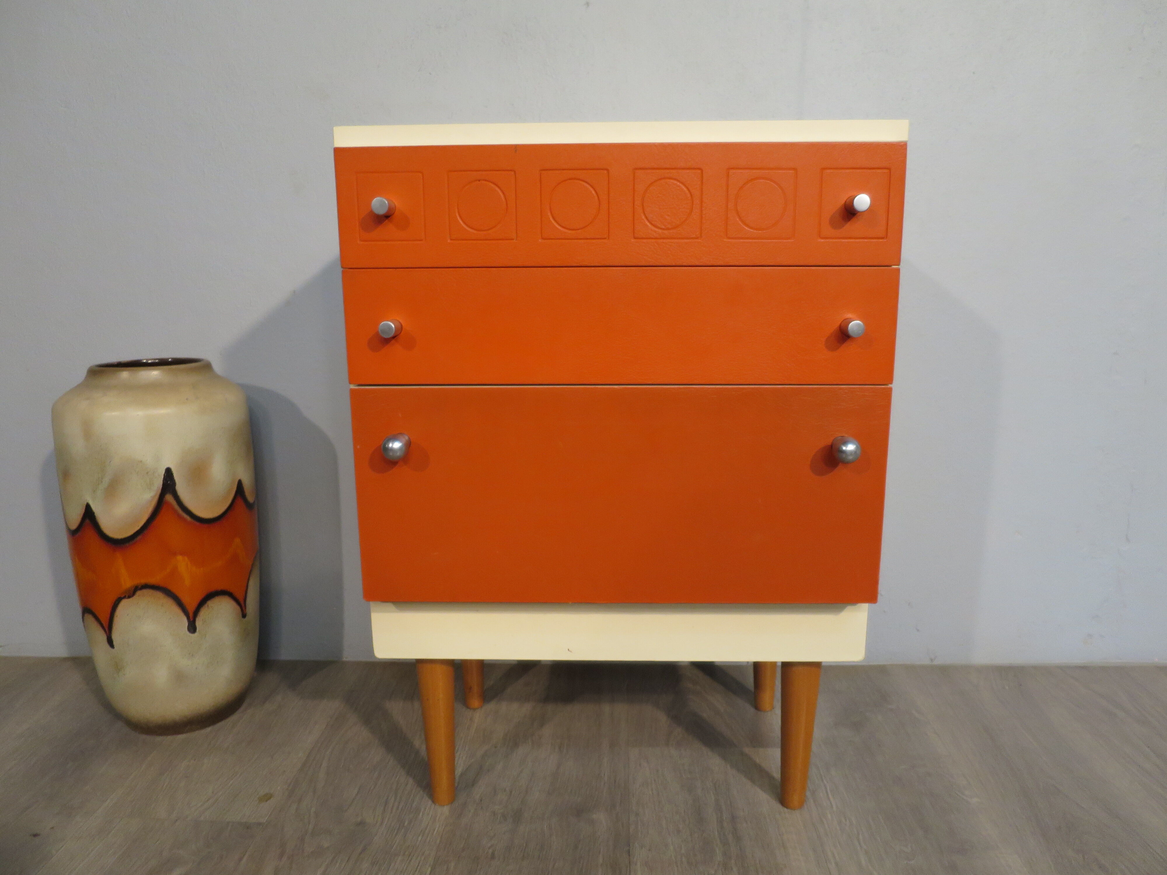 Meuble d'appoint vintage orange
