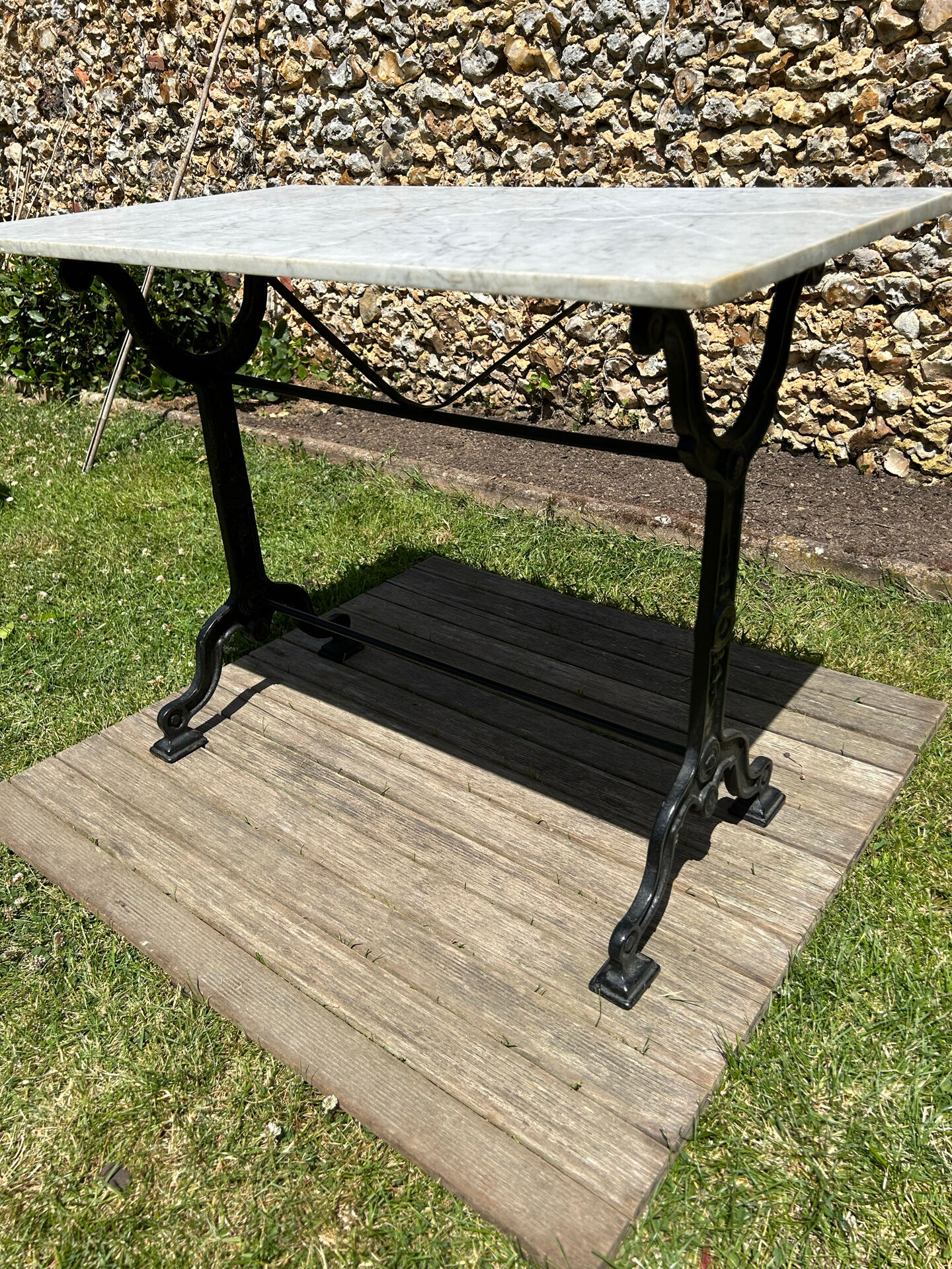 Rectangular bistro table in marble and cast iron