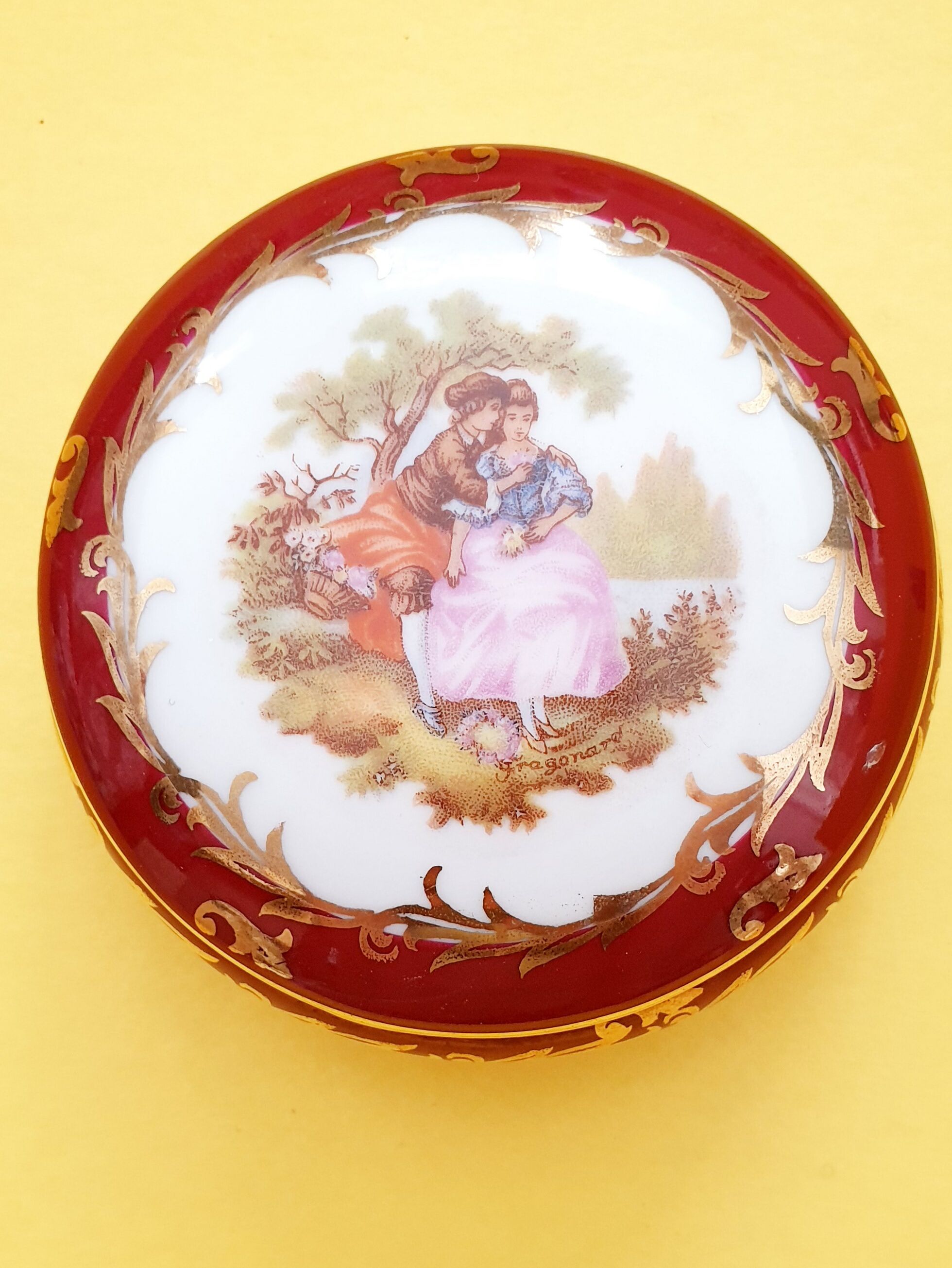Rdv galant: small vintage Fragonard porcelain box