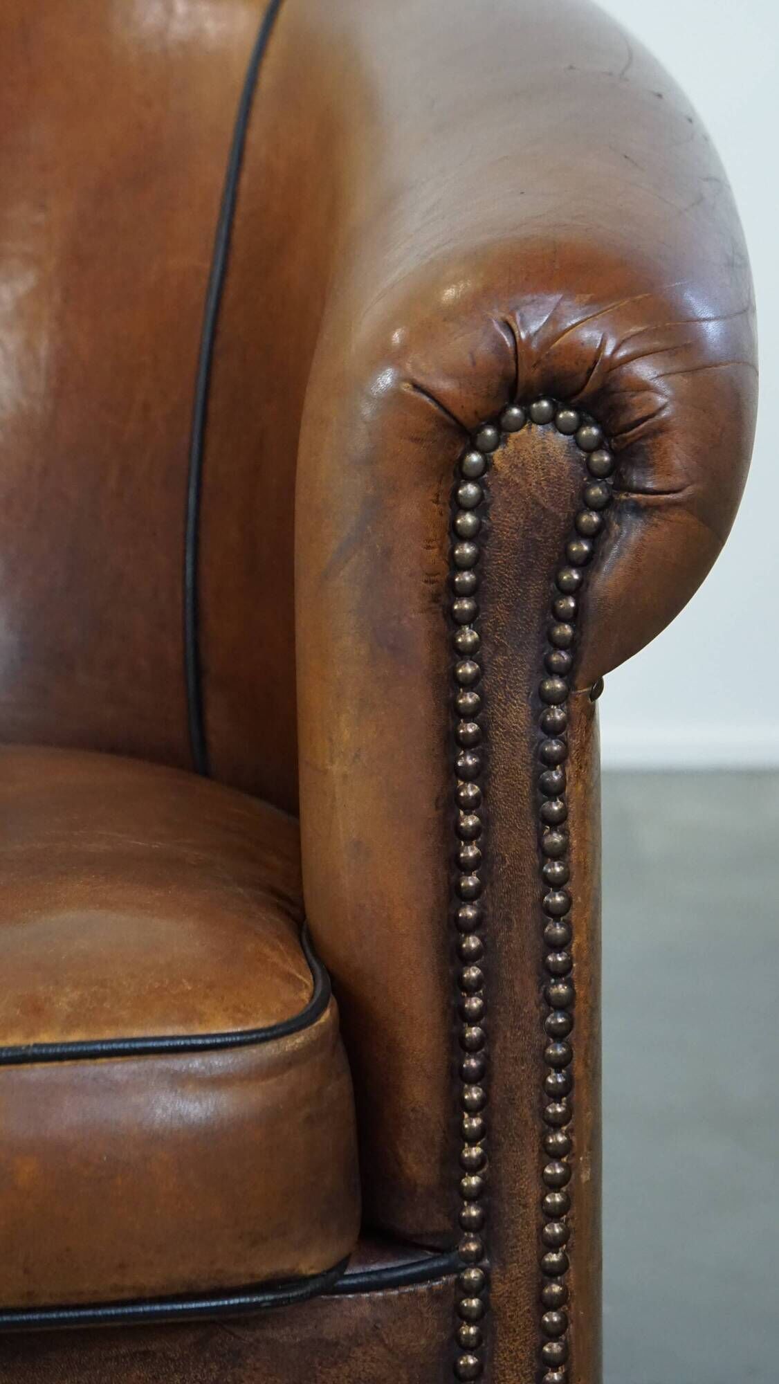 Set of 2 club armchairs in sheepskin leather with black piping