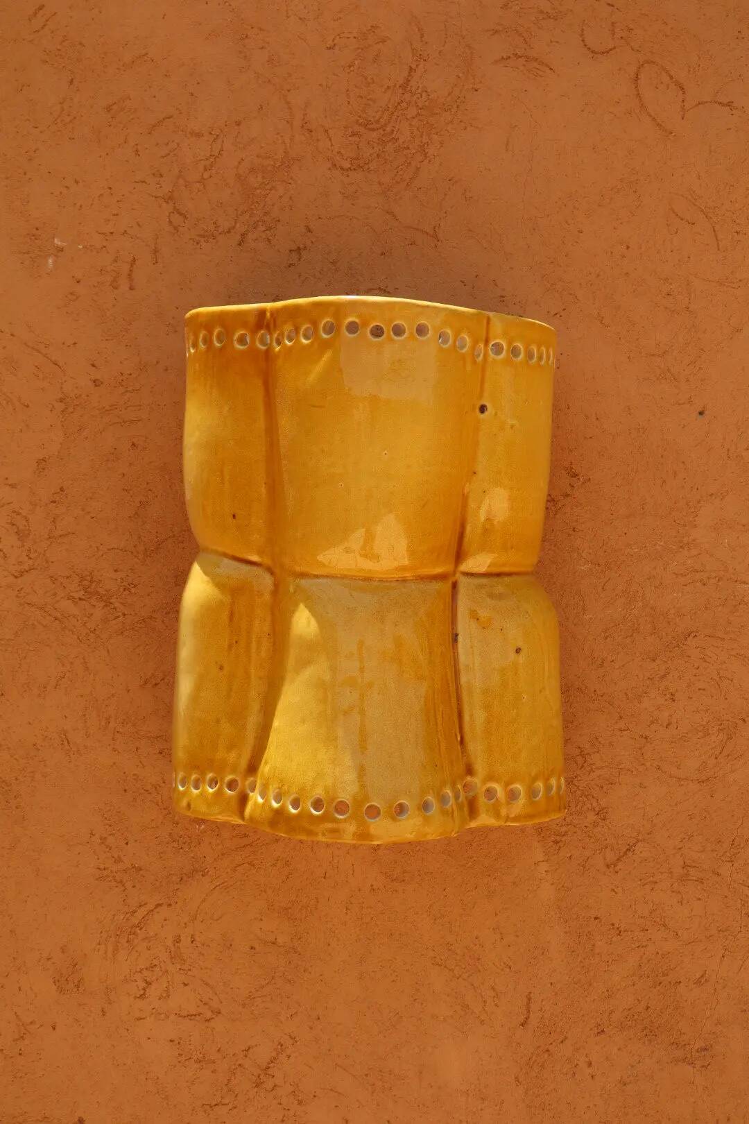 Sculptural wall light in yellow ceramic