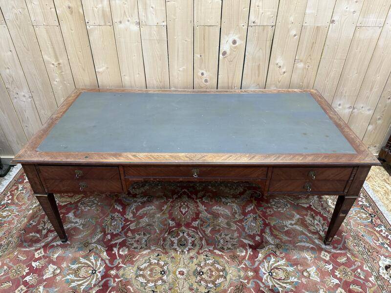 Bureau plat de style Louis XVI en marqueterie 196 cm