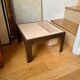 Table basse beige et brune