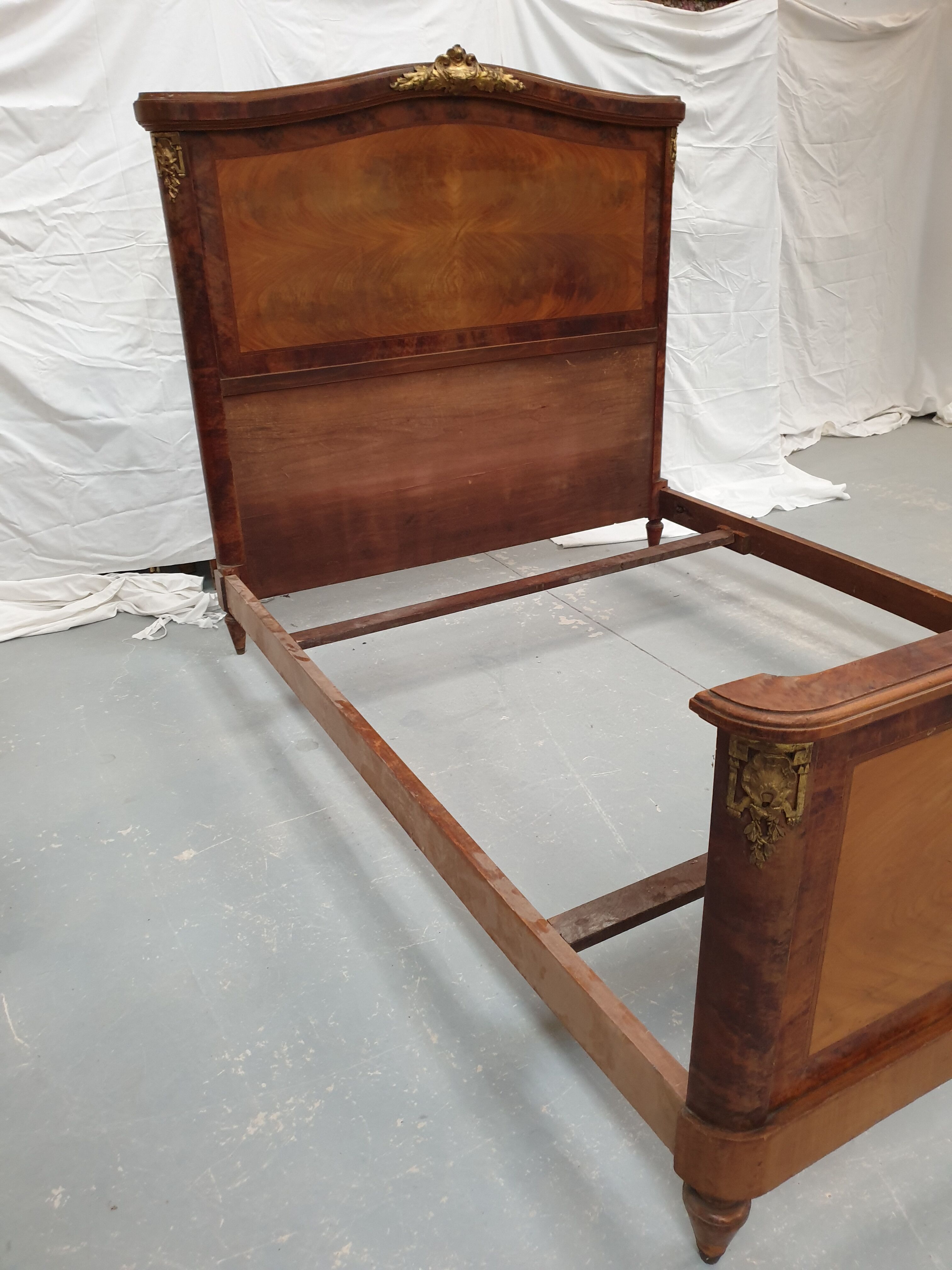 Bed style Louis XVI gilded bronze