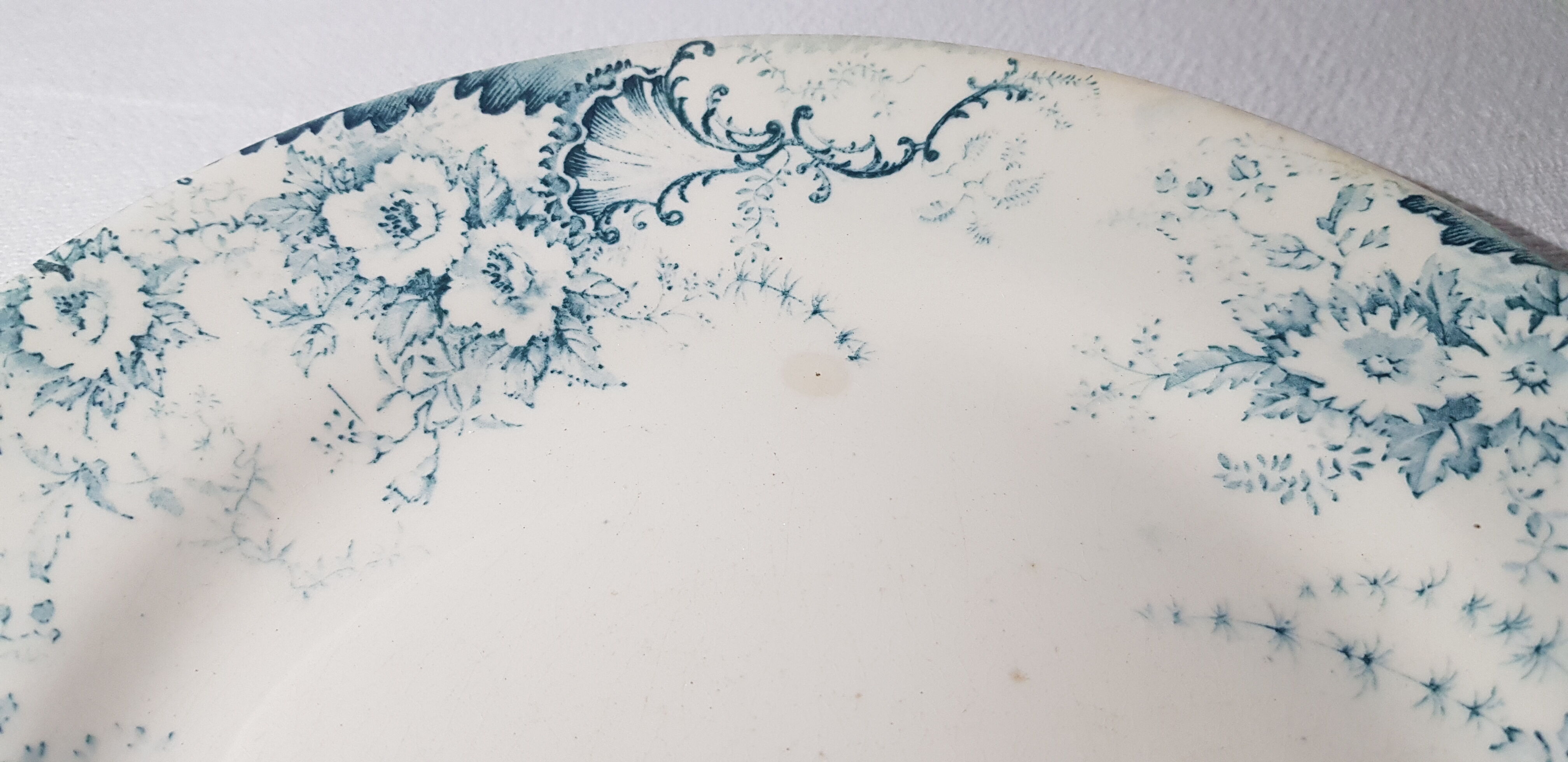 Set of 4 mismatched flat plates from different earthenware, iron earth