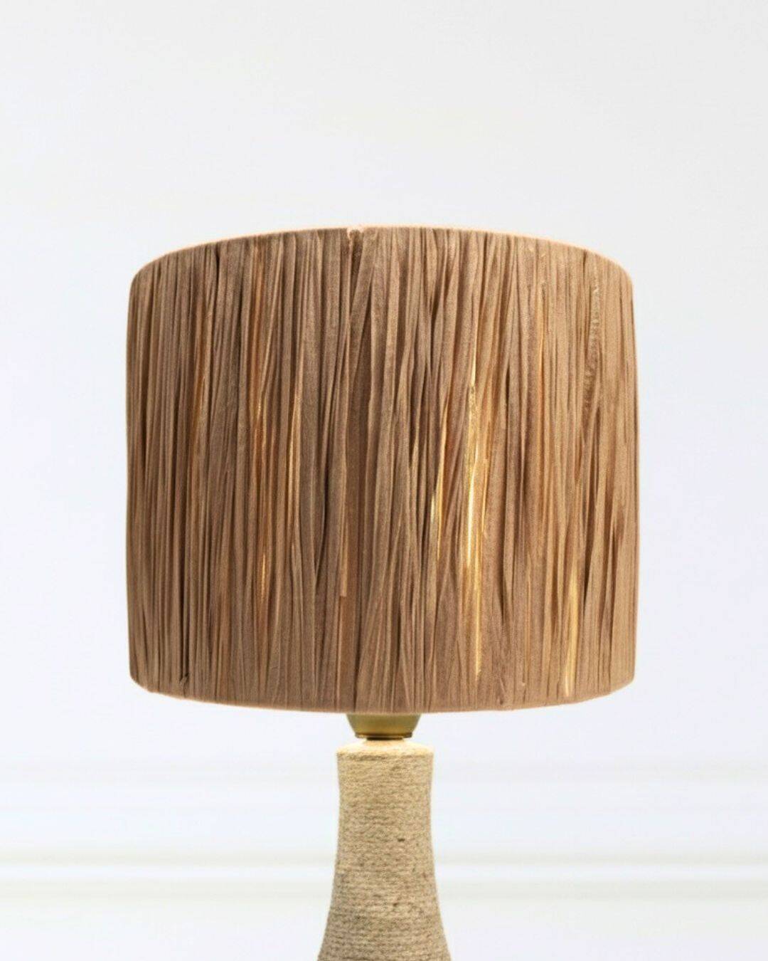 Floor lamp in stoneware with raffia lampshade